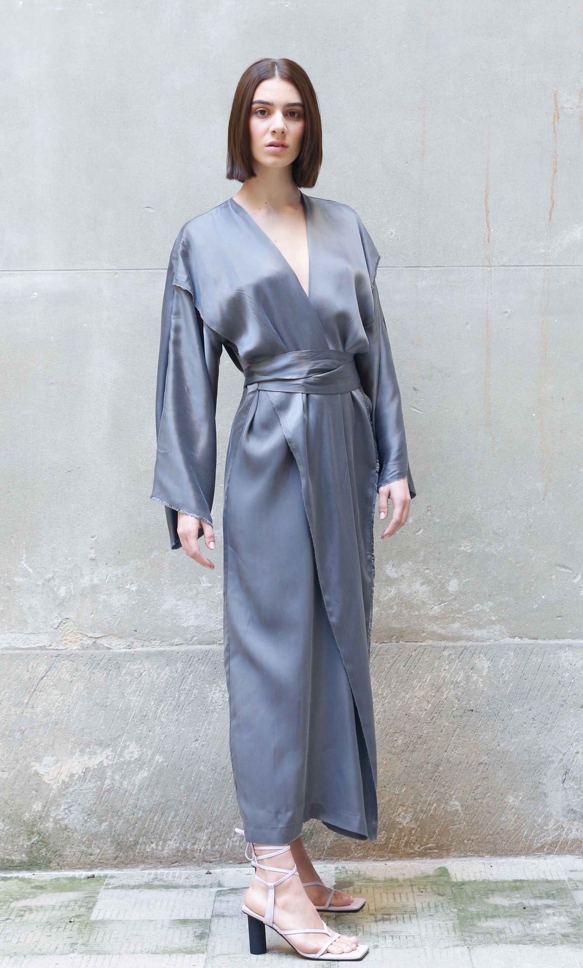 Bemberg Kimono-Wickelkleid | Weite Ärmel | Grau & Schwarz | Zero-Waste | ZEROBARRACENTO