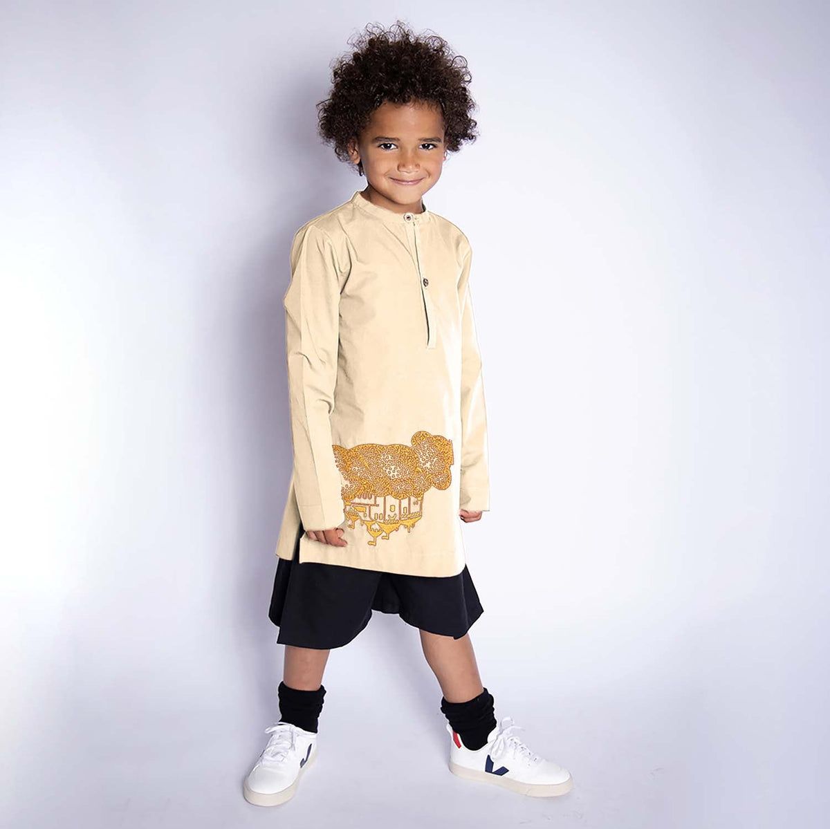 Infantium Victoria beige Kindertunika mit goldener Schlossstickerei
