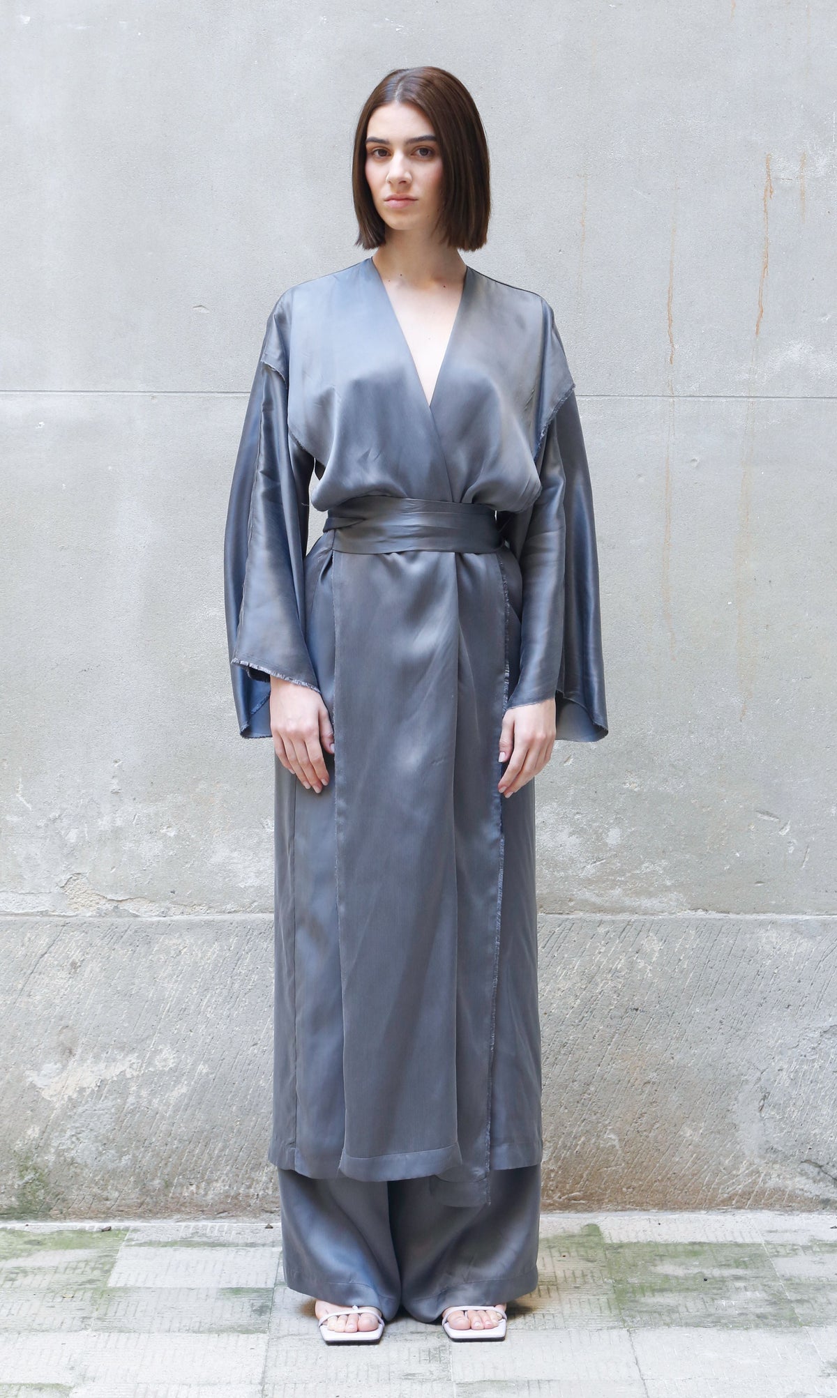 Bemberg Kimono-Wickelkleid | Weite Ärmel | Grau &amp; Schwarz | Zero-Waste | ZEROBARRACENTO