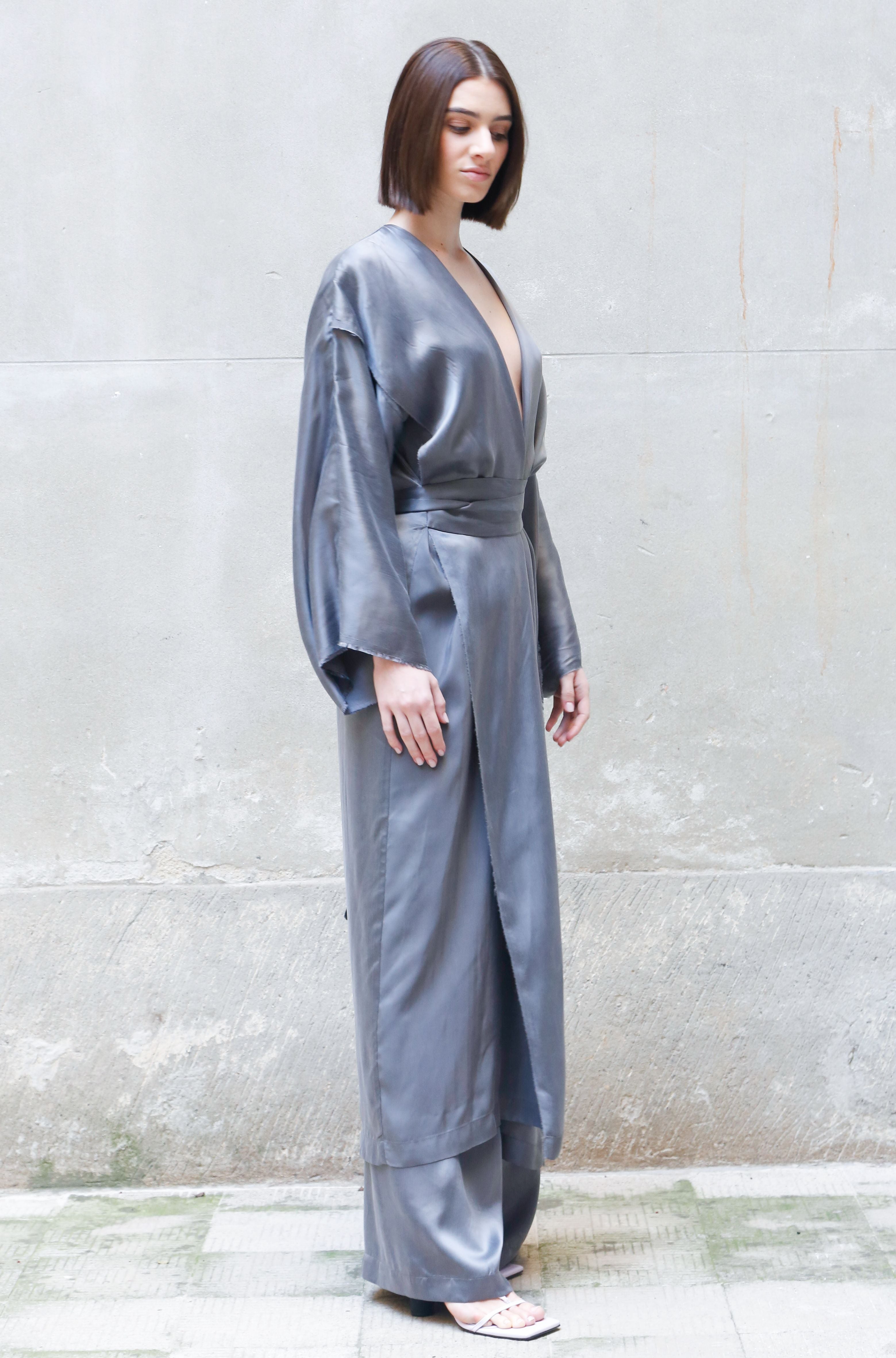 Bemberg Kimono-Wickelkleid | Weite Ärmel | Grau & Schwarz | Zero-Waste | ZEROBARRACENTO