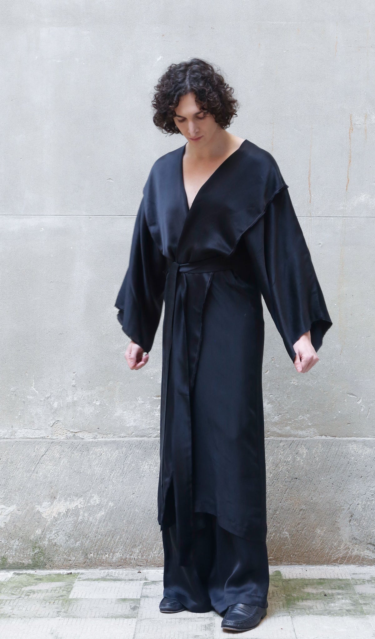 Bemberg Kimono-Wickelkleid | Weite Ärmel | Grau &amp; Schwarz | Zero-Waste | ZEROBARRACENTO