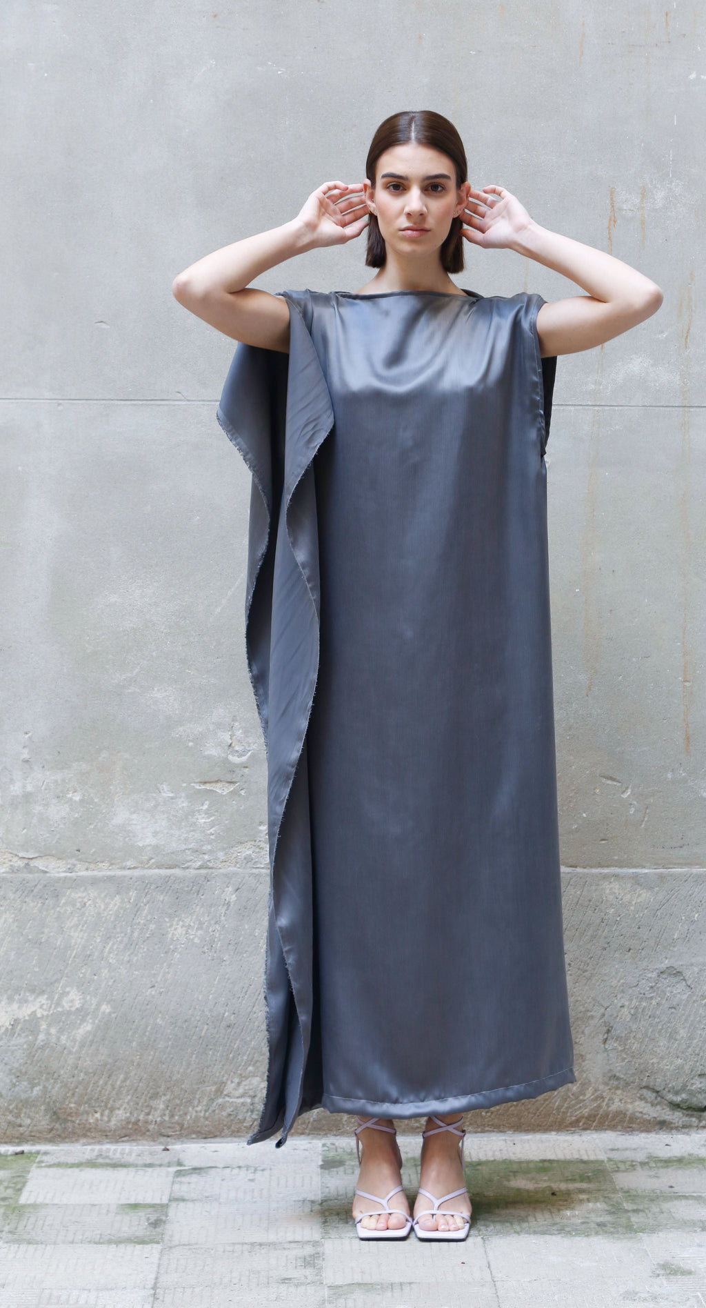 Ärmelloses Bemberg-Maxikleid mit Drapierung | Grau & Schwarz | Zero-Waste | ZEROBARRACENTO