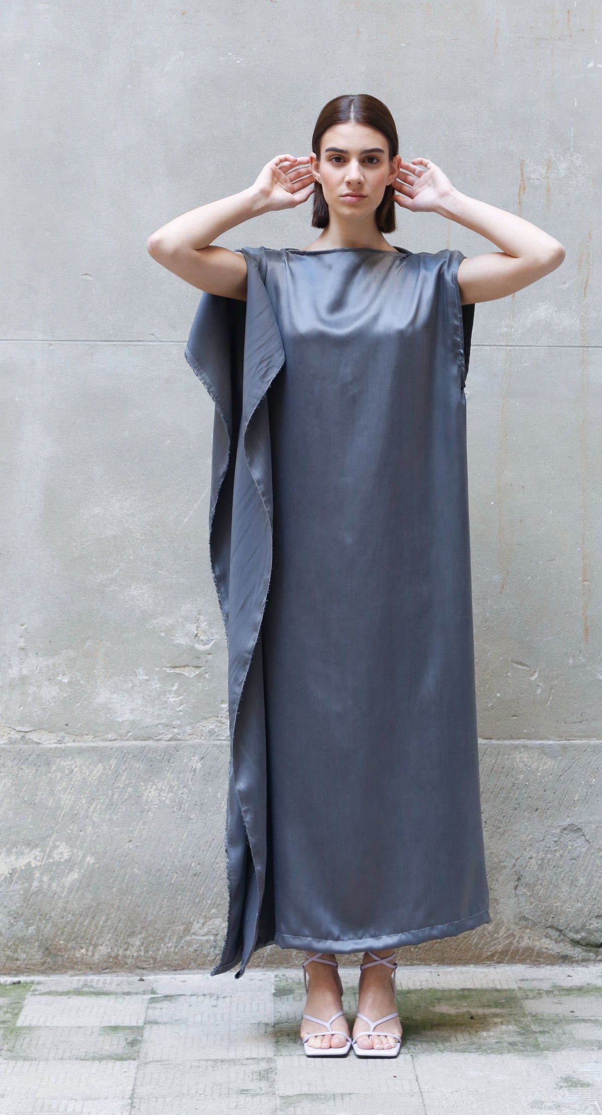 Ärmelloses Bemberg-Maxikleid mit Drapierung | Grau &amp; Schwarz | Zero-Waste | ZEROBARRACENTO