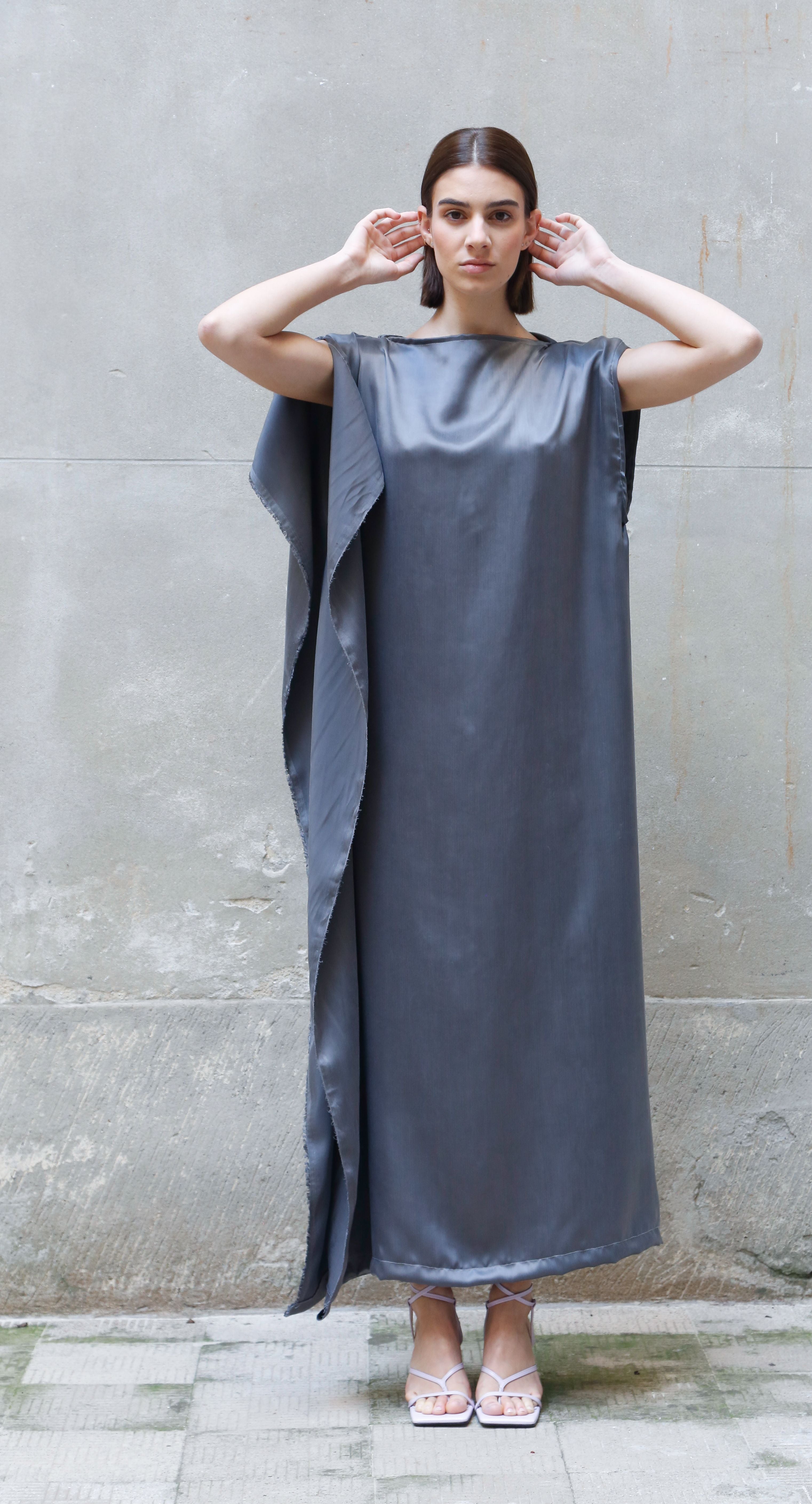 Ärmelloses Bemberg-Maxikleid mit Drapierung | Grau & Schwarz | Zero-Waste | ZEROBARRACENTO