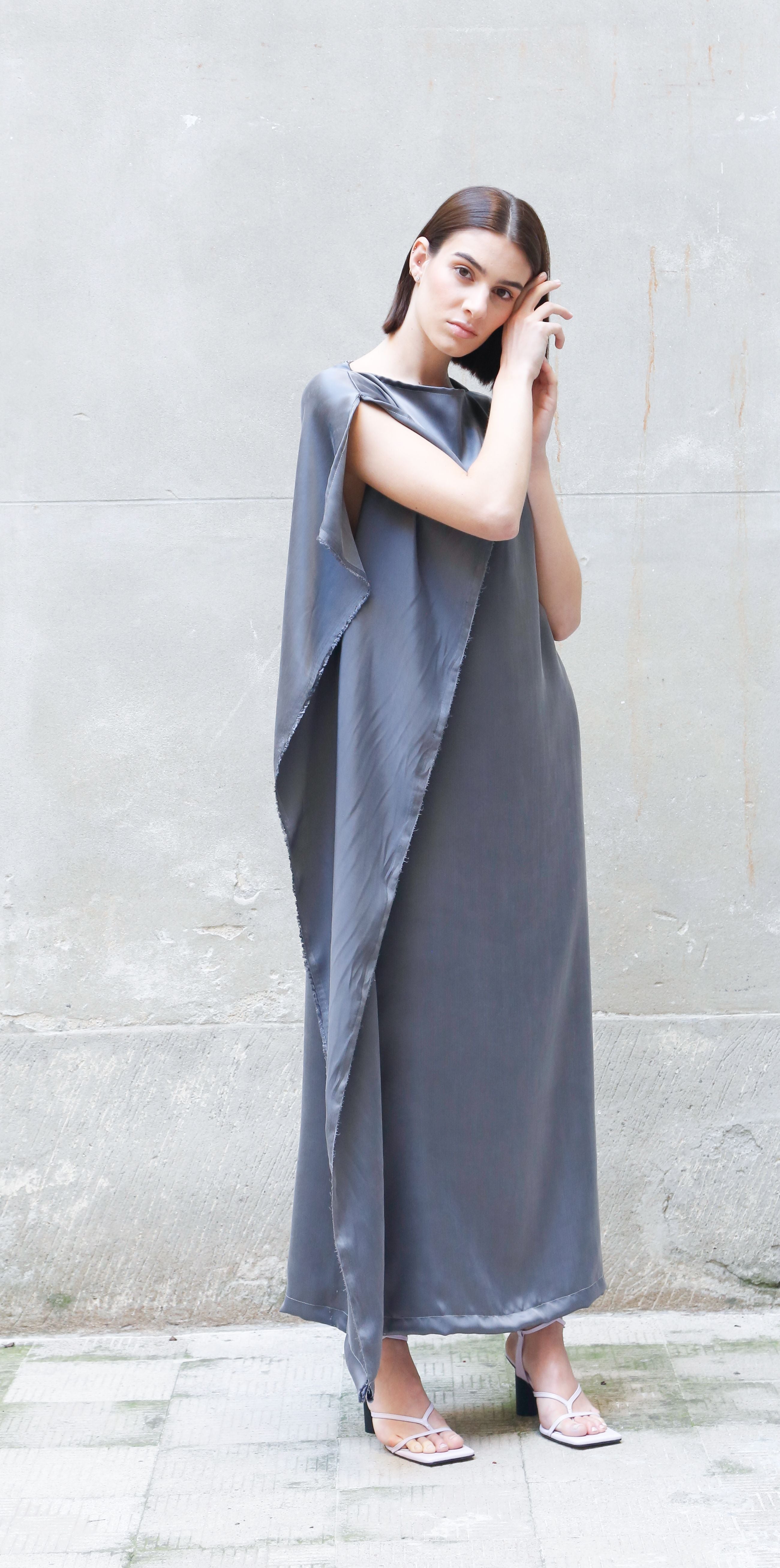 Ärmelloses Bemberg-Maxikleid mit Drapierung | Grau & Schwarz | Zero-Waste | ZEROBARRACENTO