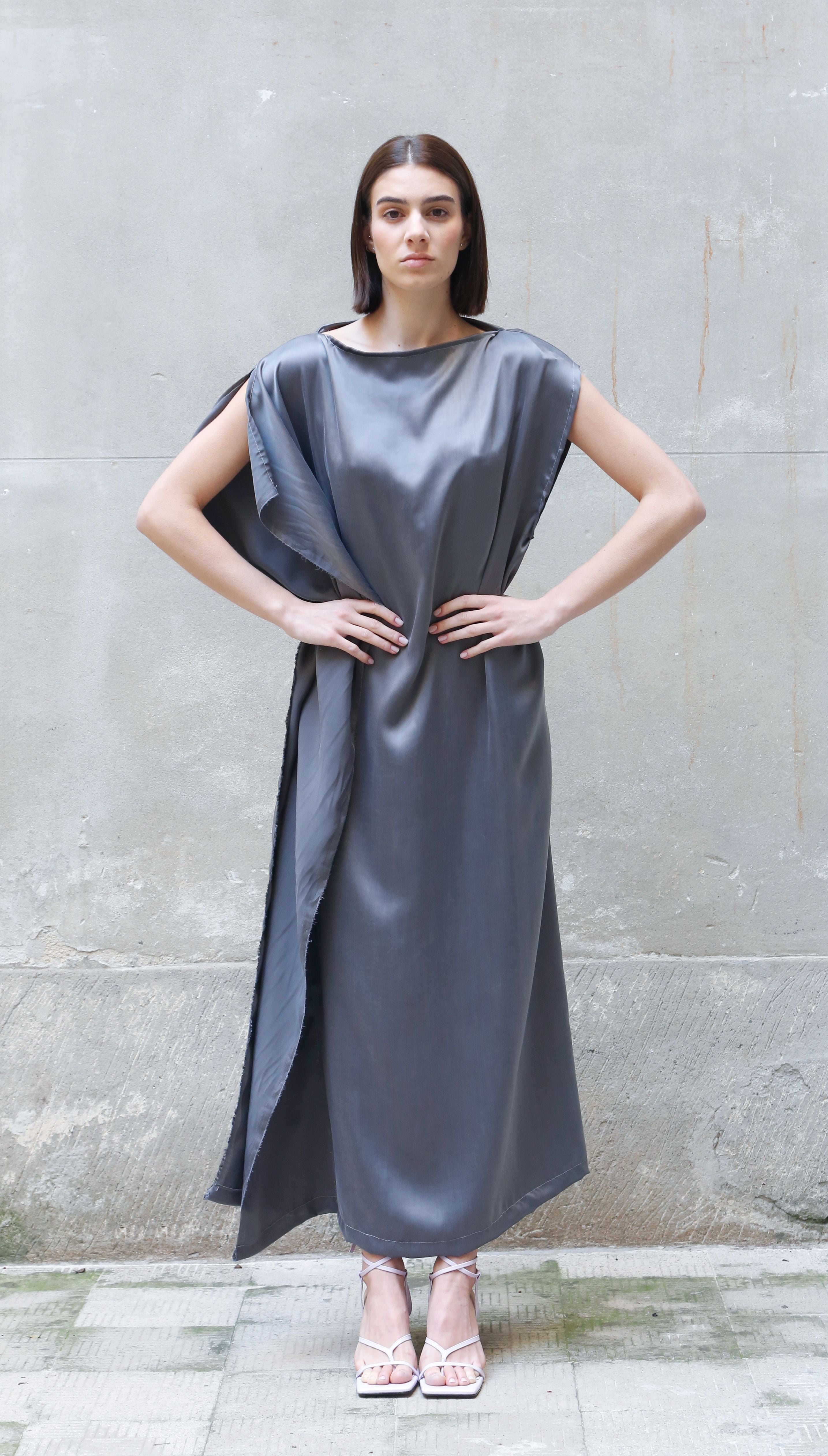 Ärmelloses Bemberg-Maxikleid mit Drapierung | Grau & Schwarz | Zero-Waste | ZEROBARRACENTO