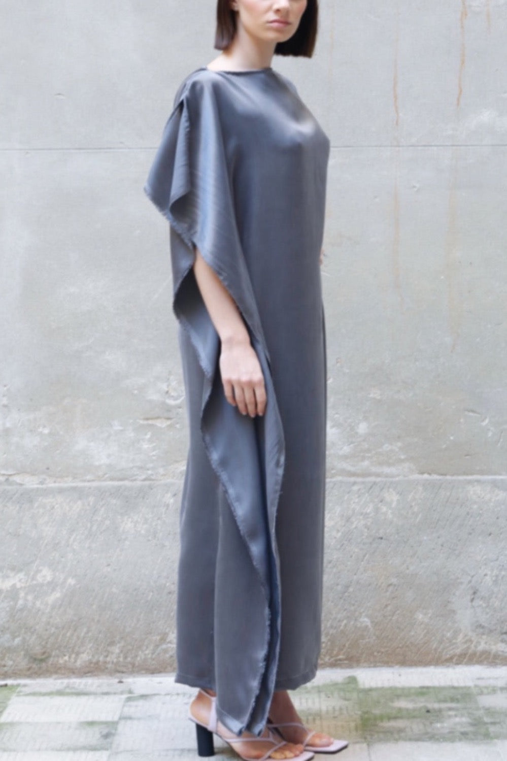 Ärmelloses Bemberg-Maxikleid mit Drapierung | Grau & Schwarz | Zero-Waste | ZEROBARRACENTO