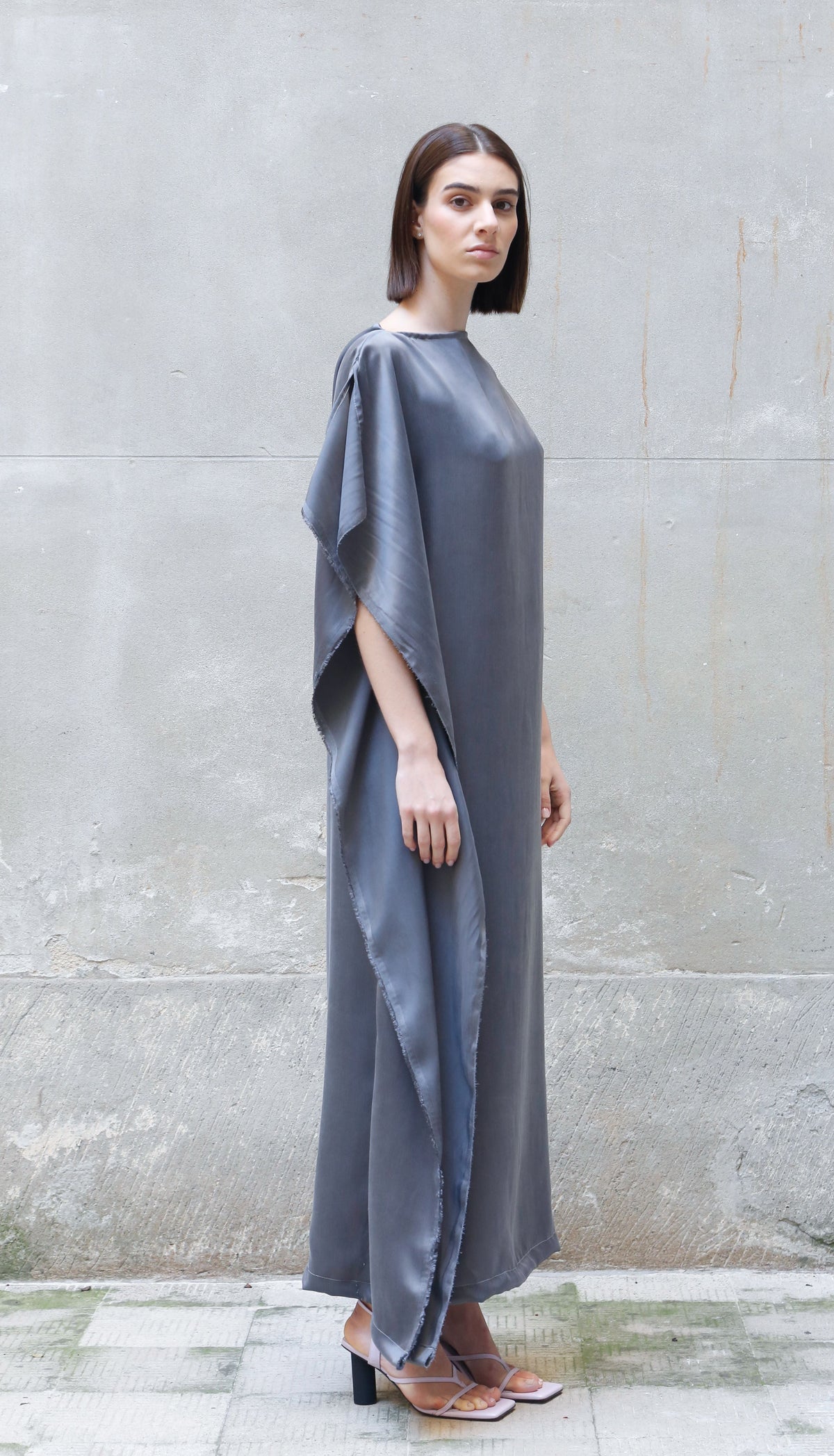 Ärmelloses Bemberg-Maxikleid mit Drapierung | Grau &amp; Schwarz | Zero-Waste | ZEROBARRACENTO