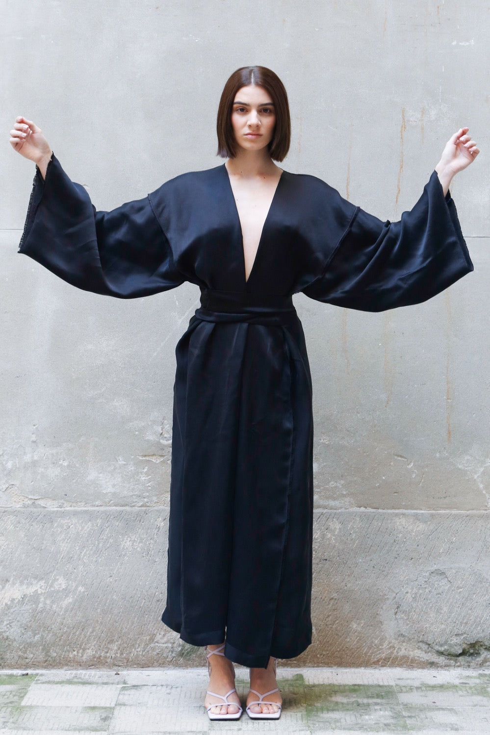 Bemberg Kimono-Wickelkleid | Weite Ärmel | Grau &amp; Schwarz | Zero-Waste | ZEROBARRACENTO