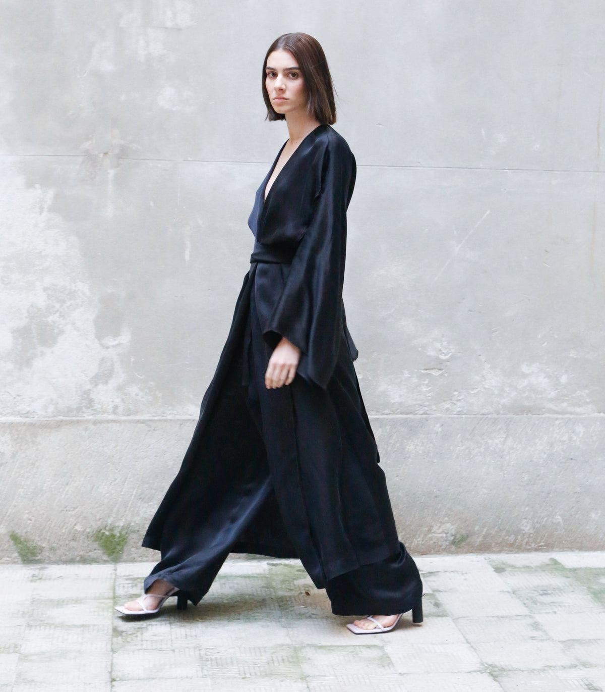 Bemberg Kimono-Wickelkleid | Weite Ärmel | Grau &amp; Schwarz | Zero-Waste | ZEROBARRACENTO