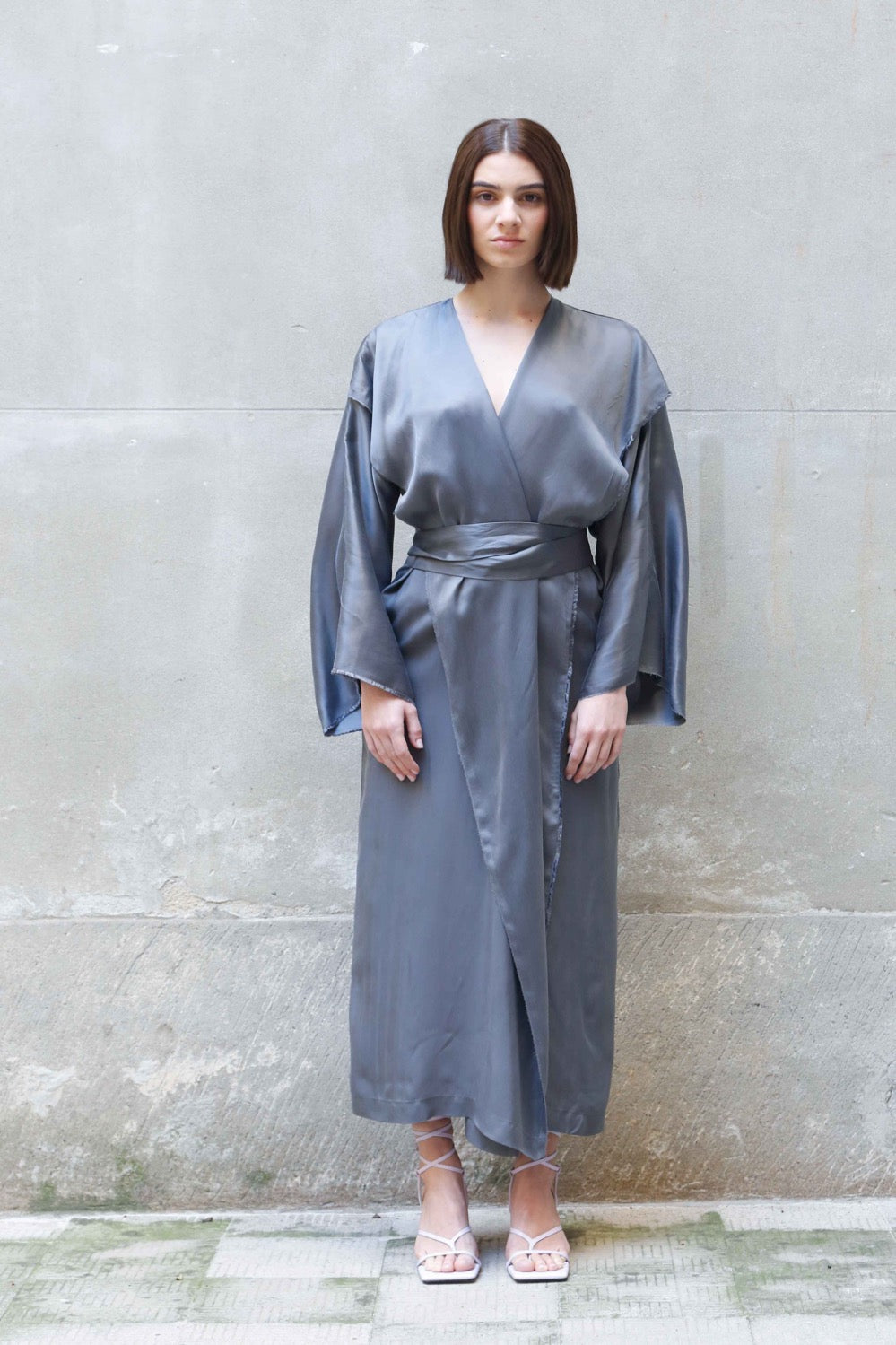 Bemberg Kimono-Wickelkleid | Weite Ärmel | Grau & Schwarz | Zero-Waste | ZEROBARRACENTO