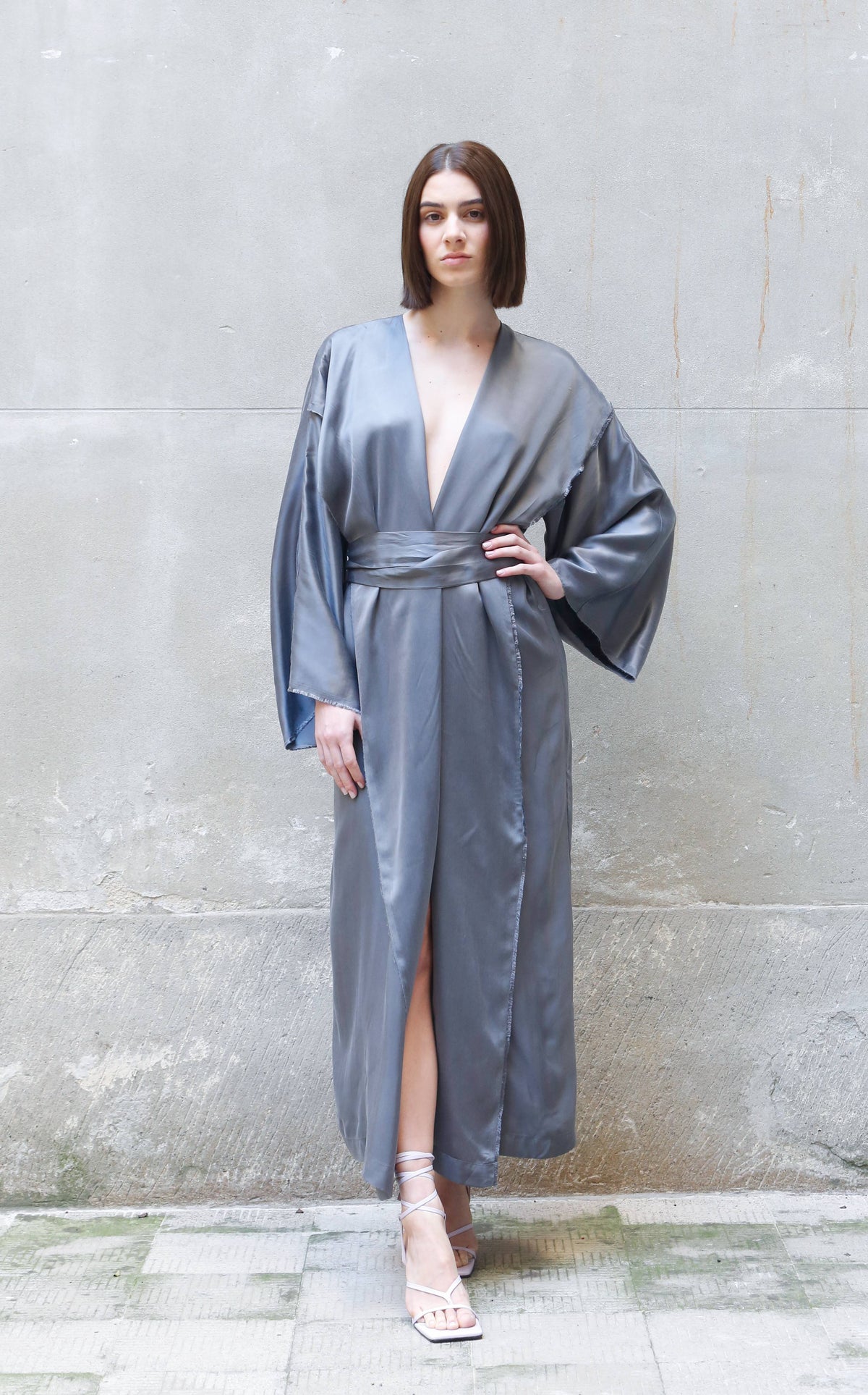 Bemberg Kimono-Wickelkleid | Weite Ärmel | Grau &amp; Schwarz | Zero-Waste | ZEROBARRACENTO
