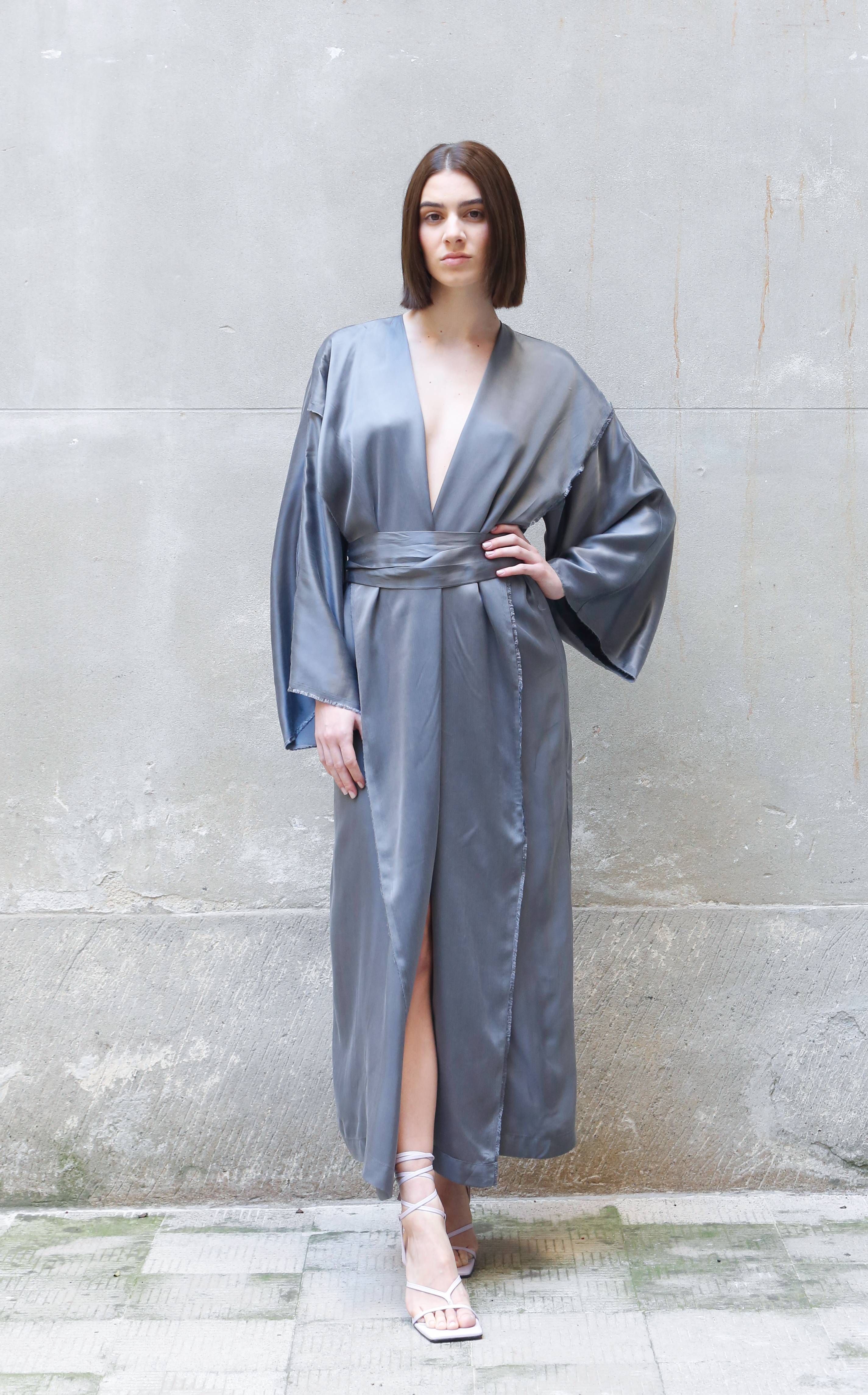Bemberg Kimono-Wickelkleid | Weite Ärmel | Grau & Schwarz | Zero-Waste | ZEROBARRACENTO