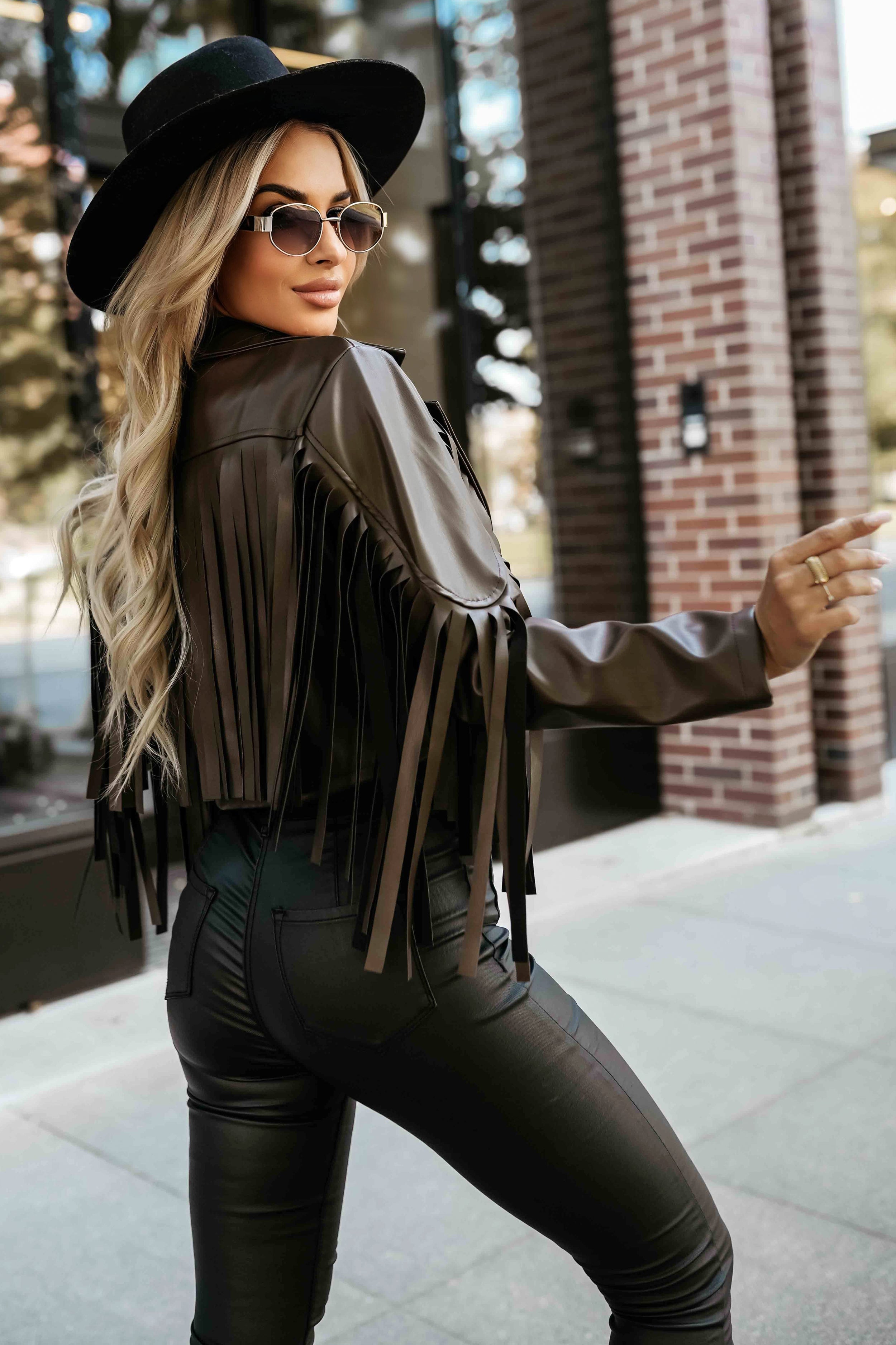 Numoco Basic 624-4 – Kurze Fransenjacke aus weichem Kunstleder in Schokolade