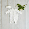 Baby Strampler Off-White mit Spitzen-Lätzchen | NANAN – Romantisch & Festlich