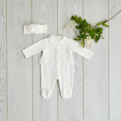 Baby Strampler Off-White mit Spitzen-Lätzchen | NANAN – Romantisch &amp; Festlich