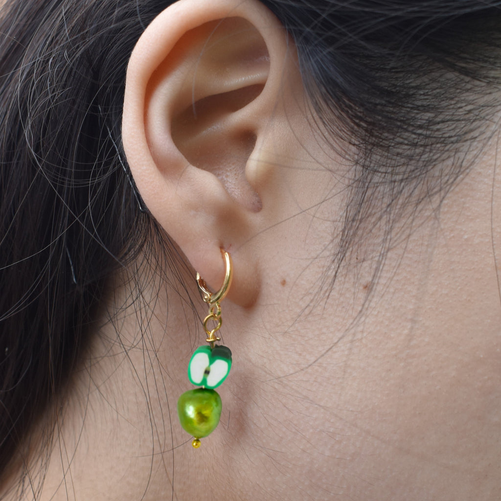 Grüner Apfel & Perlen Ohrringe – Fimo-Frucht & Süßwasserperlen | Ifemi Jewels