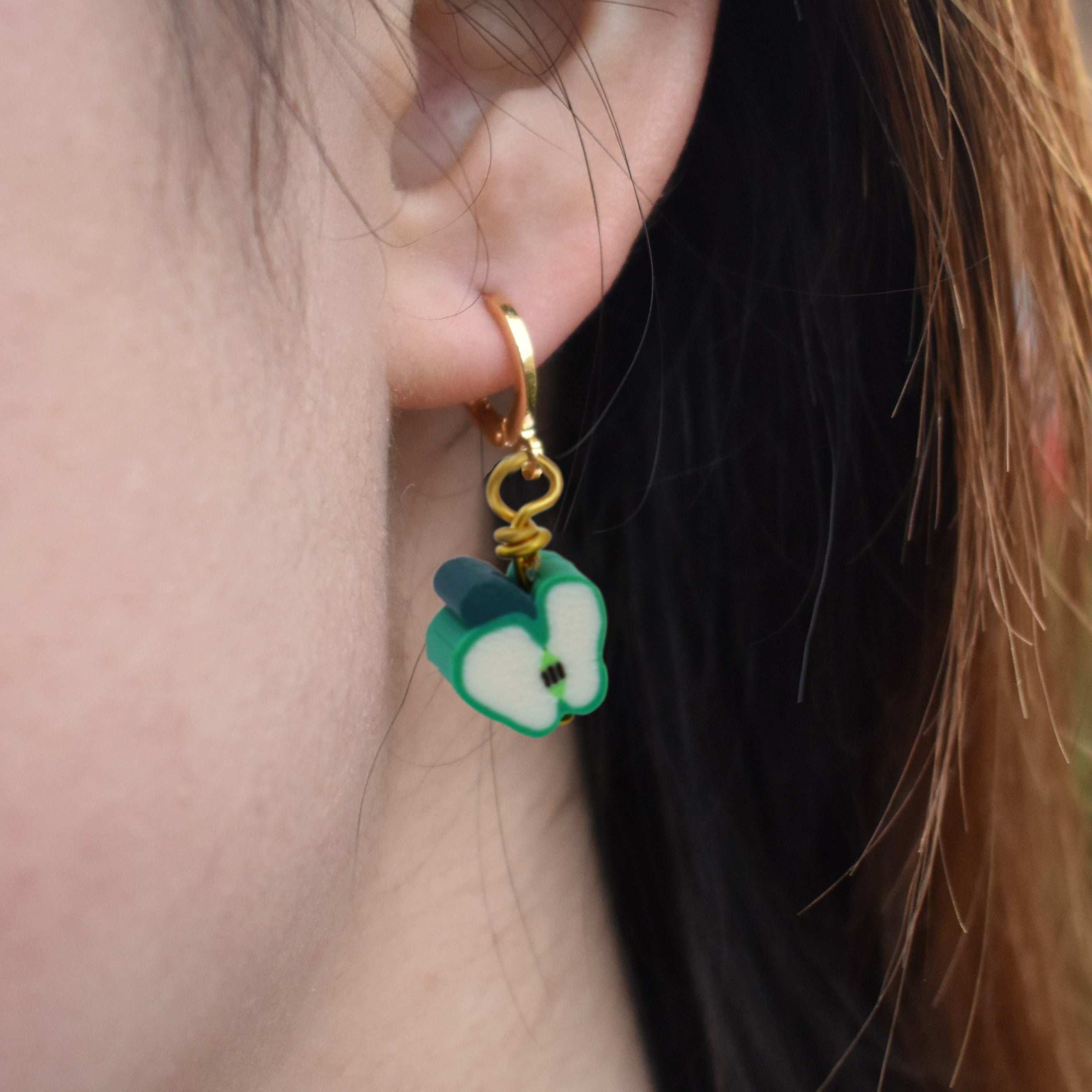 Grüner Apfel Huggie Ohrringe – Fimo-Fruchtperlen auf vergoldetem Messing | Ifemi Jewels