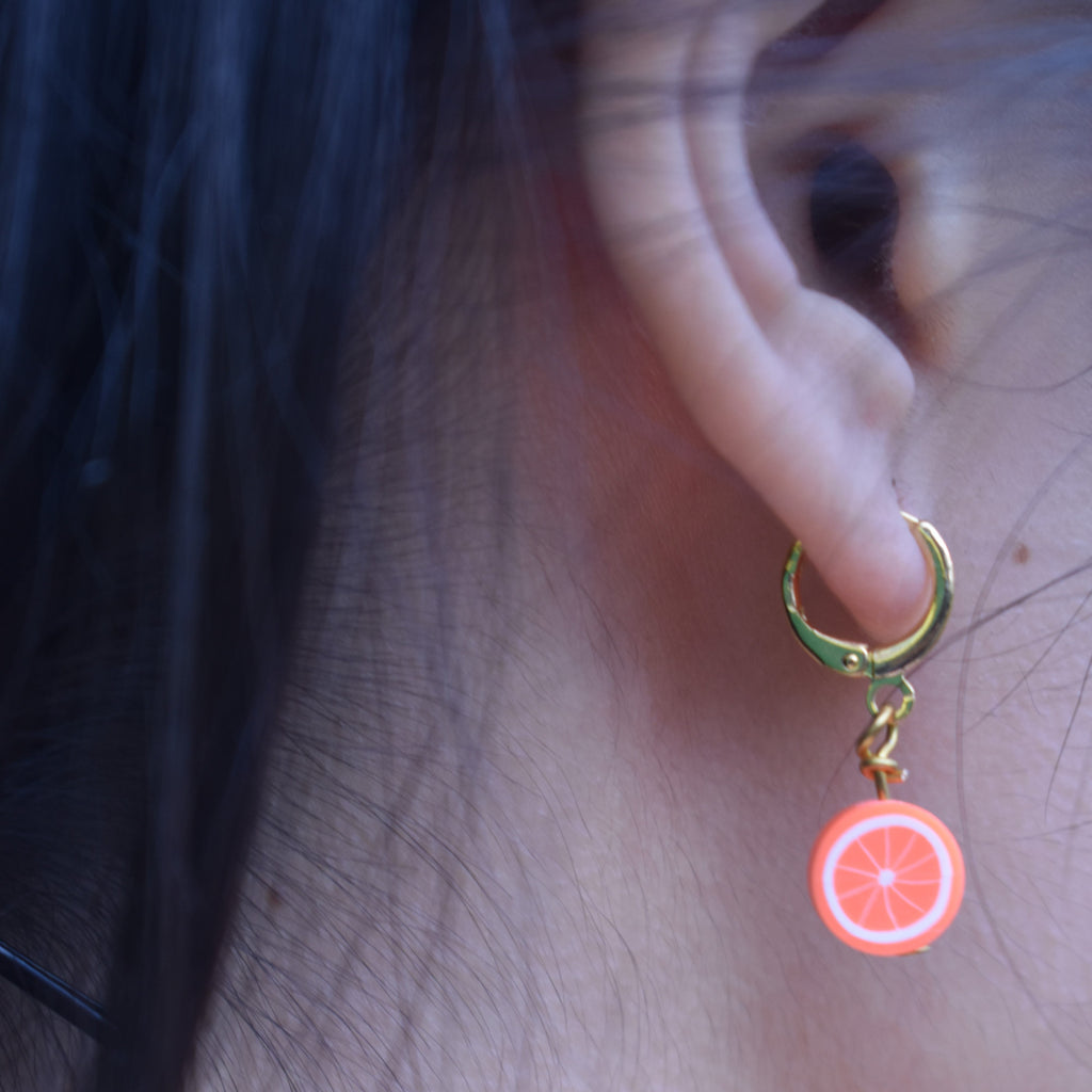 Orange Huggie Ohrringe – Fimo-Fruchtperlen auf vergoldetem Messing | Ifemi Jewels