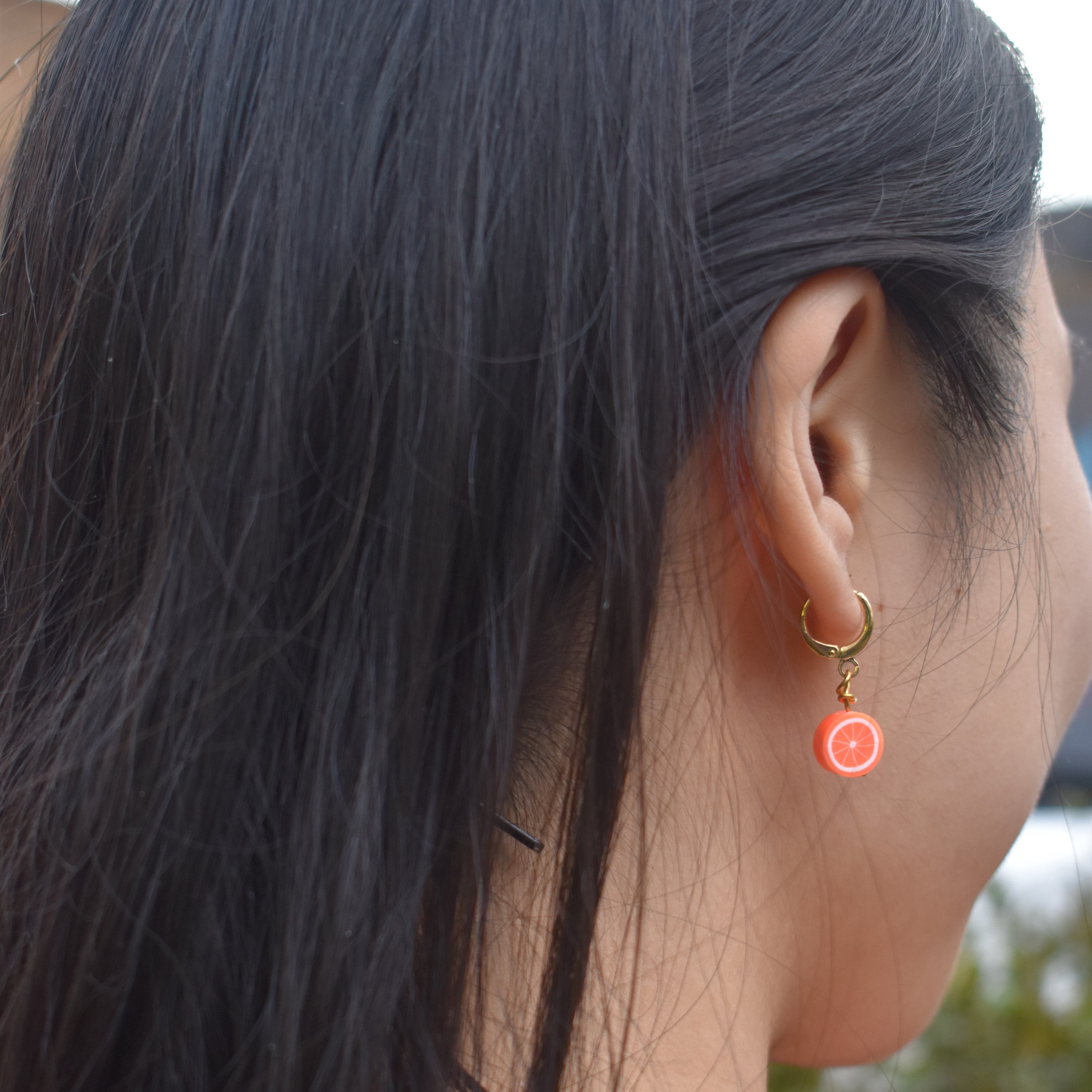 Orange Huggie Ohrringe – Fimo-Fruchtperlen auf vergoldetem Messing | Ifemi Jewels