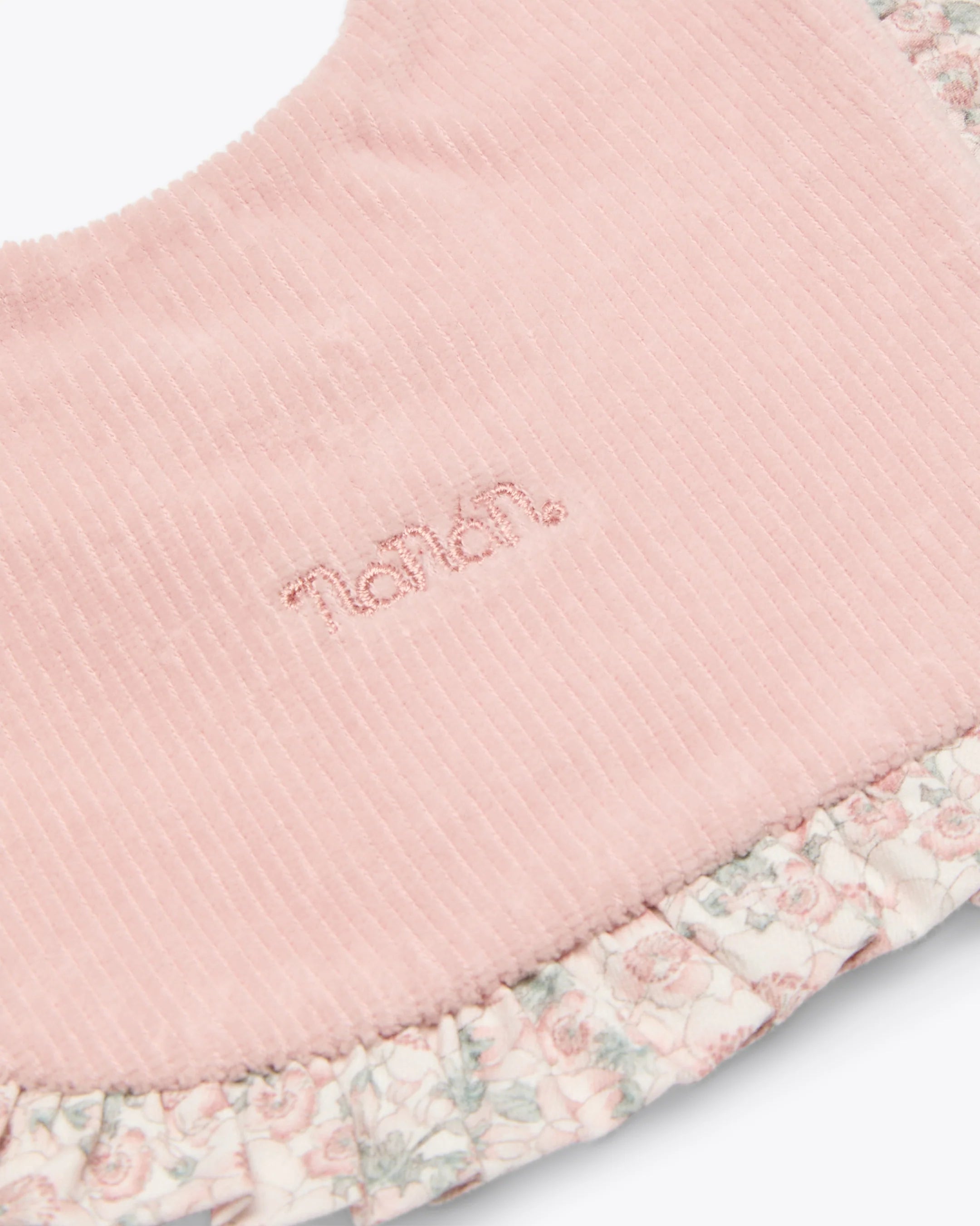 Baby Lätzchen Rosa Chenille mit Rüsche & Blümchen | NANAN – Weich & Verspielt
