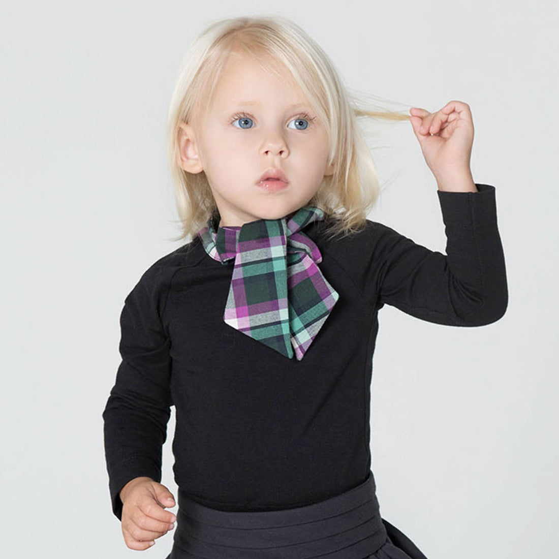 Infantium Victoria schwarzer Baby-Strampler mit Fliege