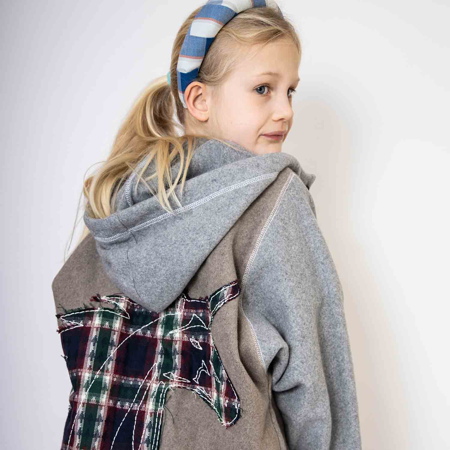 Beiger Fleece-Hoodie für Kinder mit Drachen-Appliké