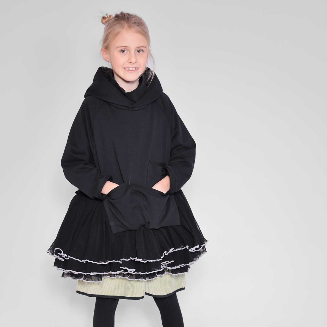 Kinder Drama-Hoodie Schwarz mit Tüll – Rüschenlagen Avant-Garde | Infantium Victoria