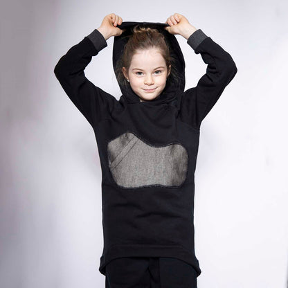 Infantium Victoria schwarzer Kinderhoodie aus Baumwolle mit Applikation