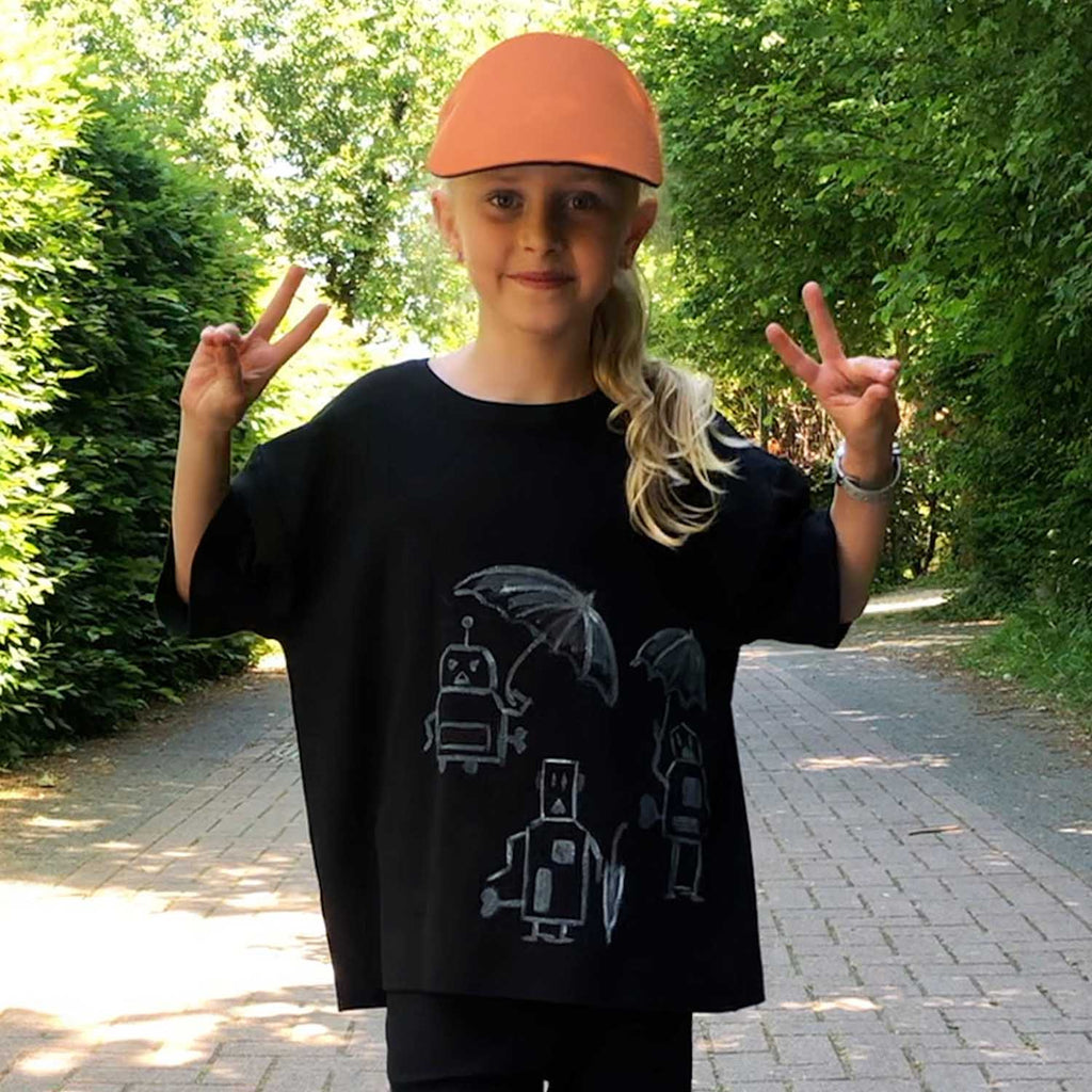 Handbemaltes übergroßes schwarzes T-Shirt für Kinder