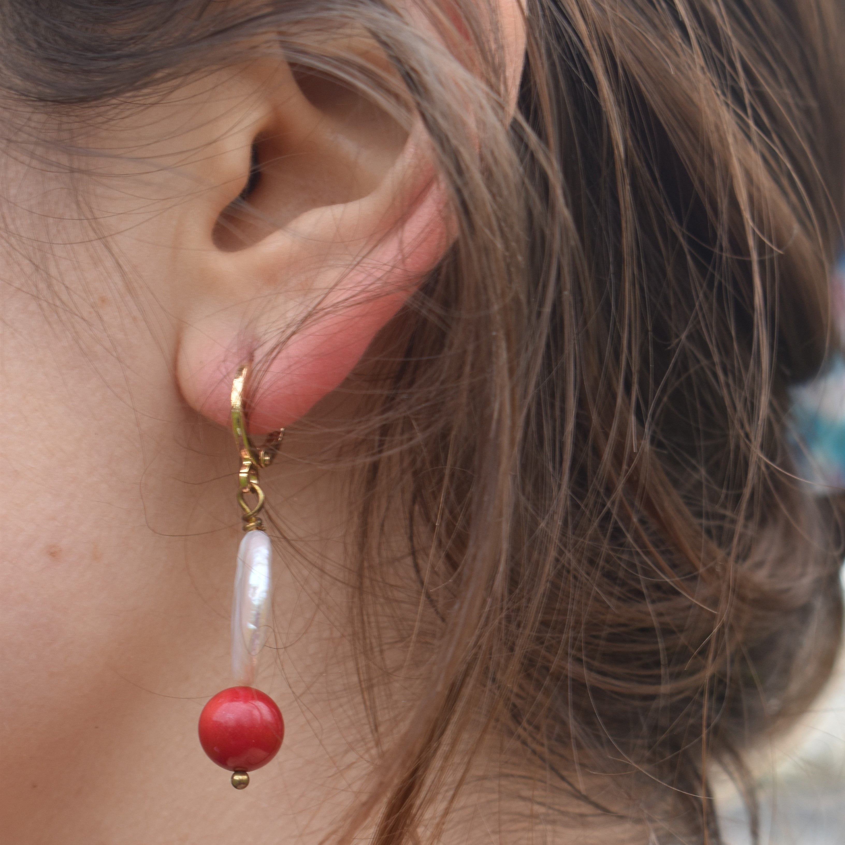 Münzperlen Huggie Ohrringe mit roter Koralle – Süßwasserperlen & Edelstein | Ifemi Jewels