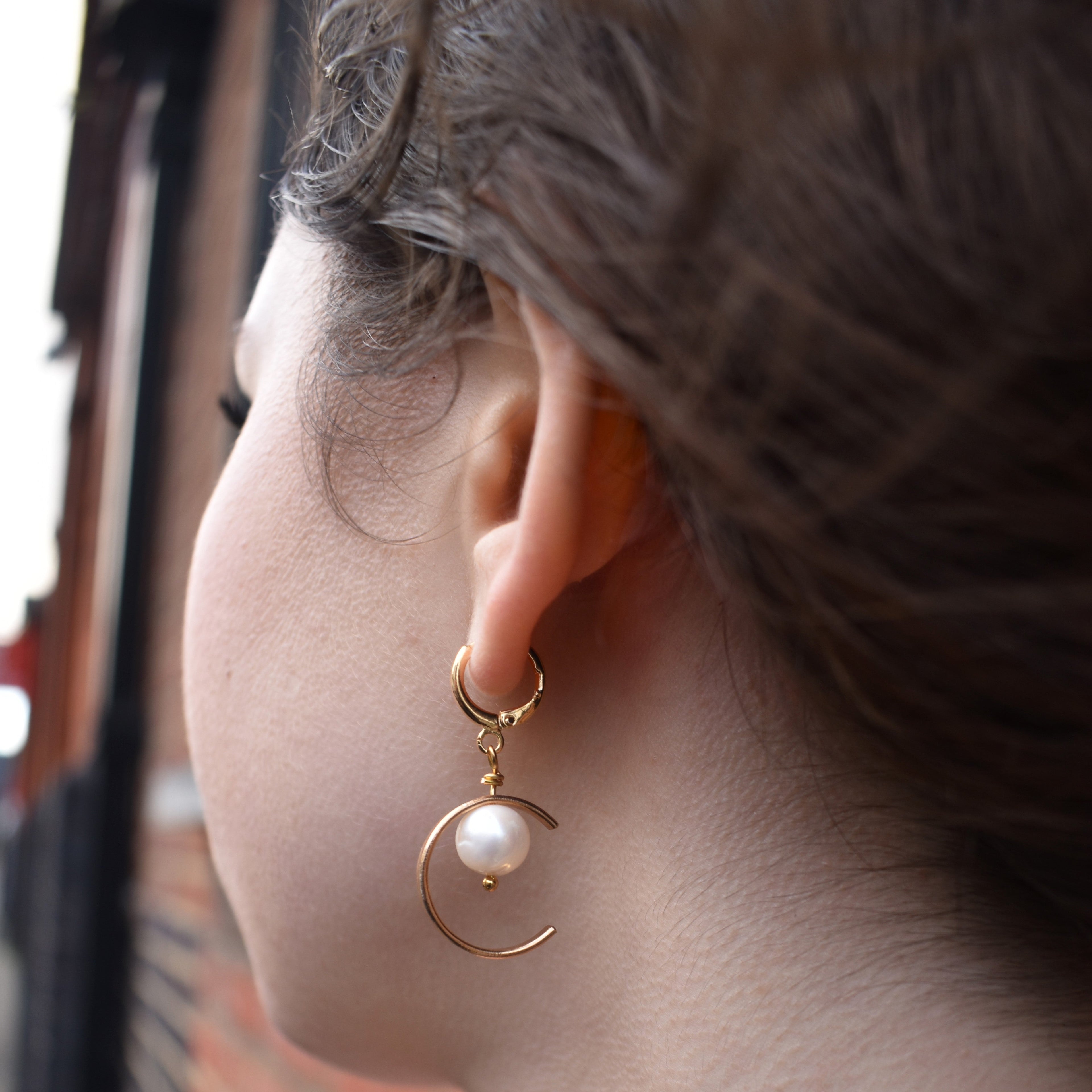 Minimalistische Kreis-Creolen mit Süßwasserperlen – Vergoldetes Messing | Ifemi Jewels