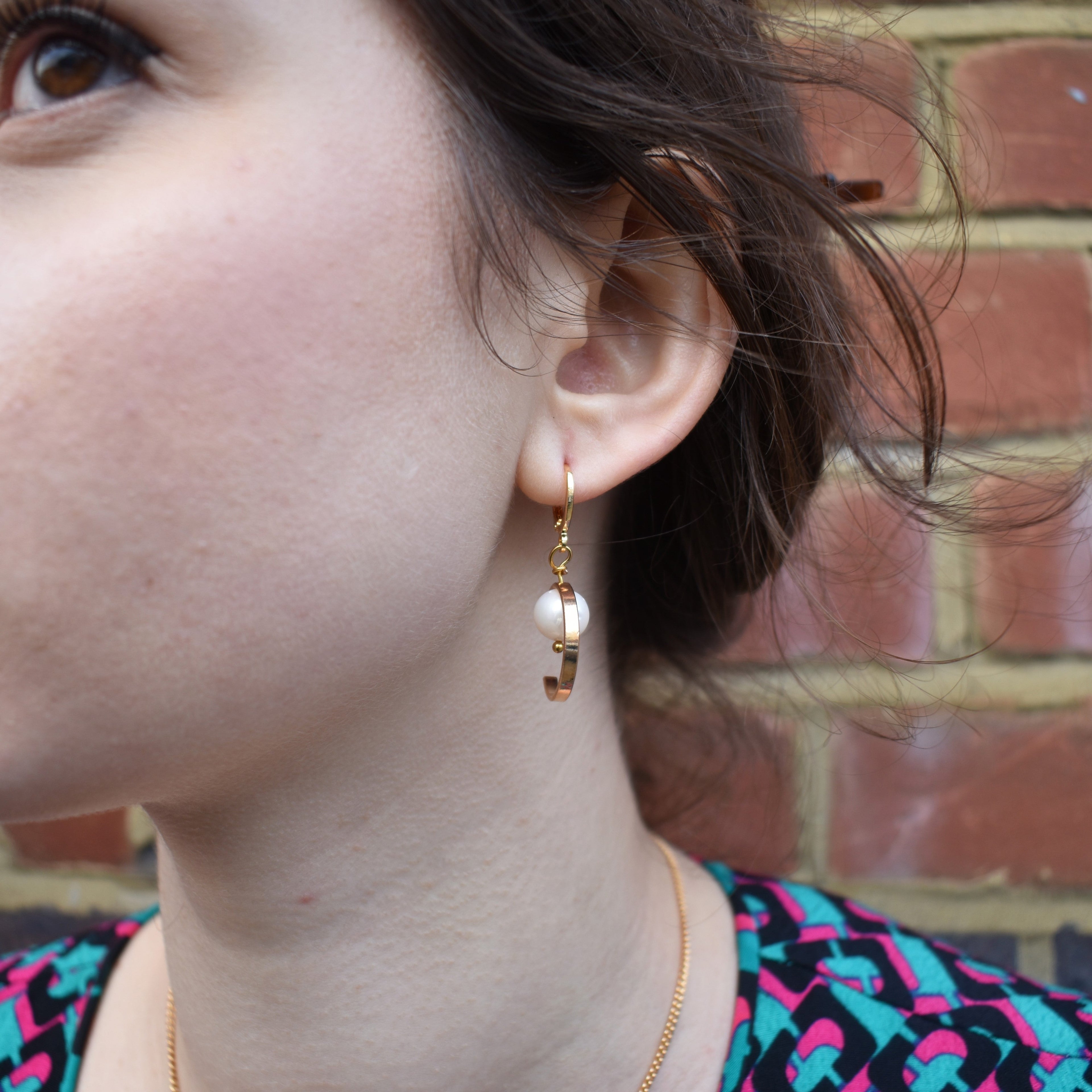 Minimalistische Kreis-Creolen mit Süßwasserperlen – Vergoldetes Messing | Ifemi Jewels