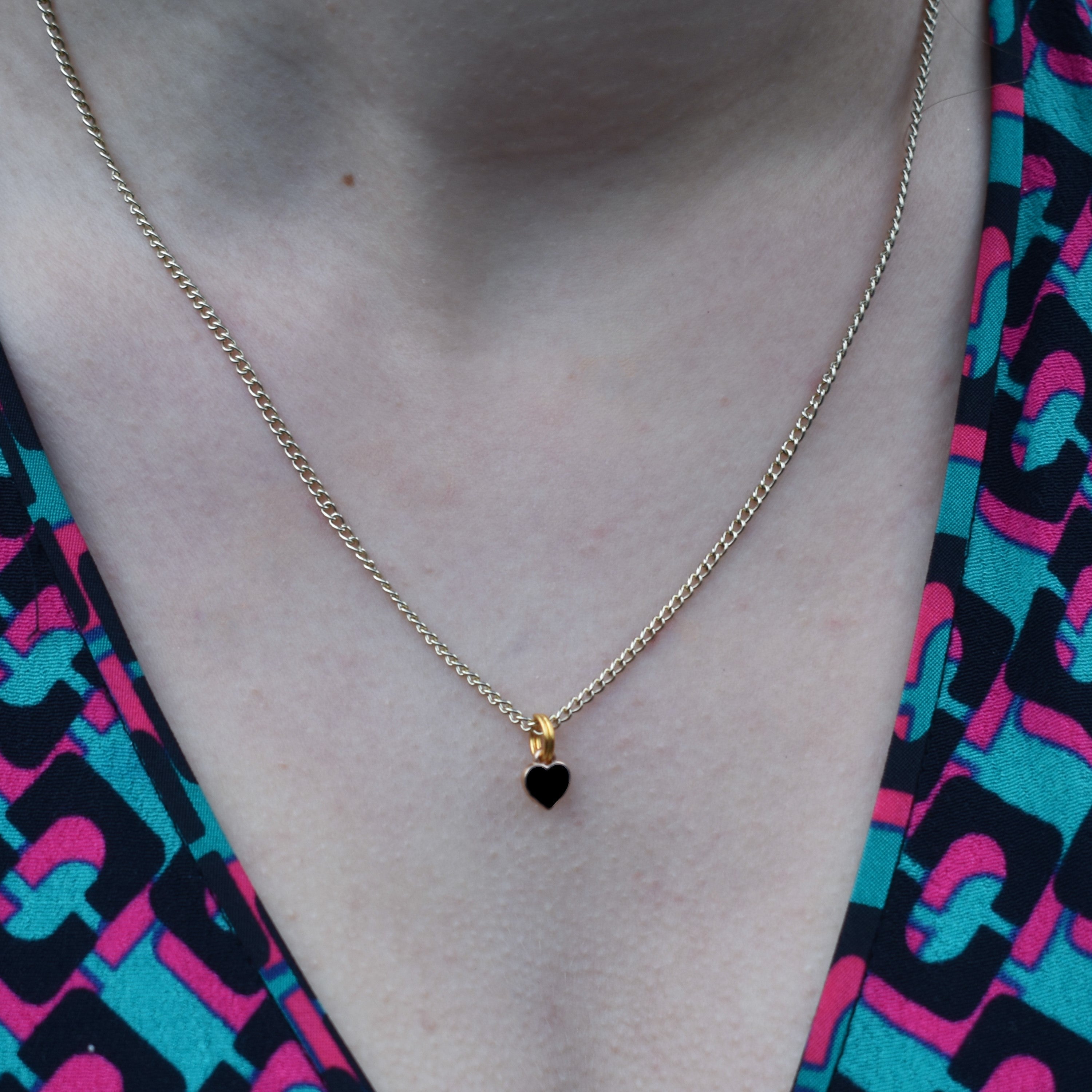 Schwarzes Herz Emaille-Halskette – Minimalistisch & Vergoldet | Ifemi Jewels