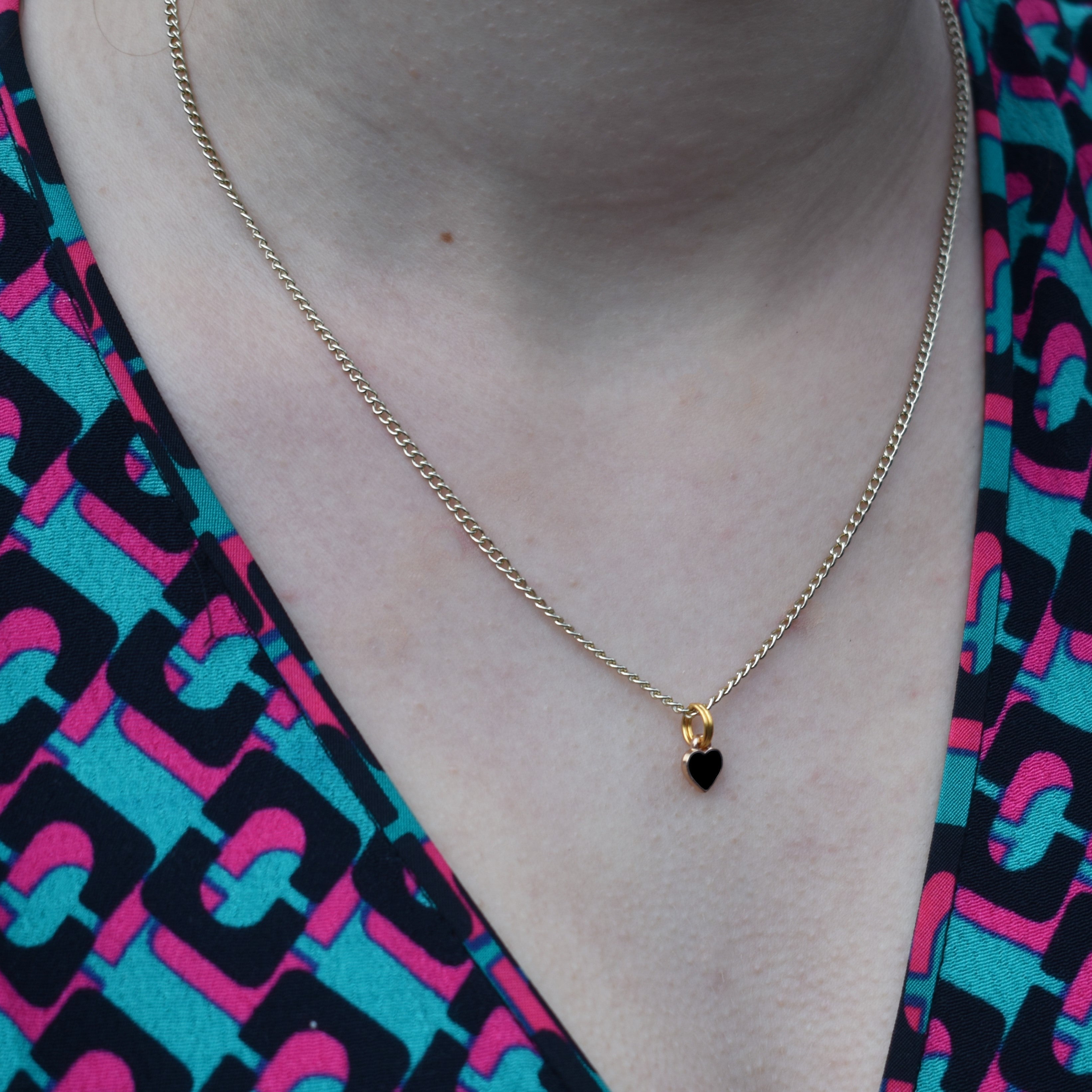Schwarzes Herz Emaille-Halskette – Minimalistisch & Vergoldet | Ifemi Jewels