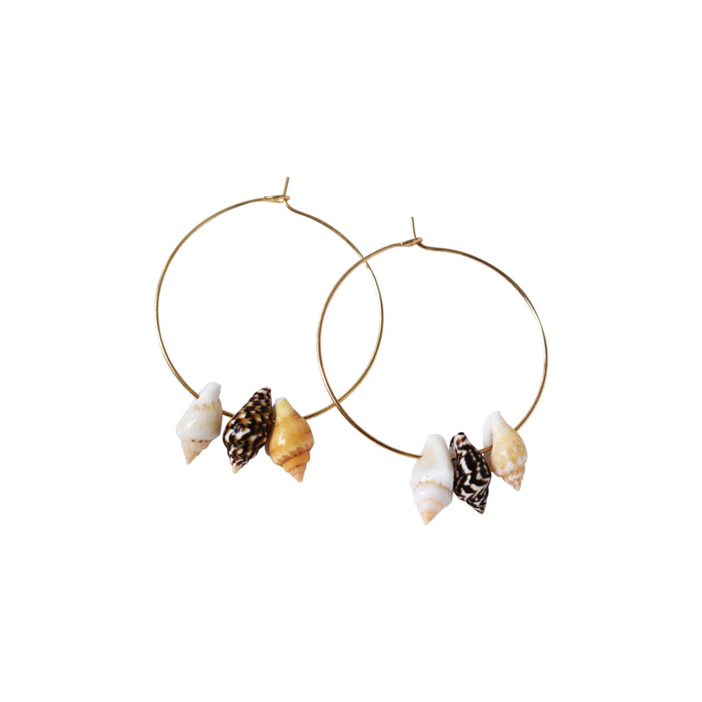 Triple Mini Muschel Gold Creolen – Perlmutt & Vergoldetes Messing | Ifemi Jewels