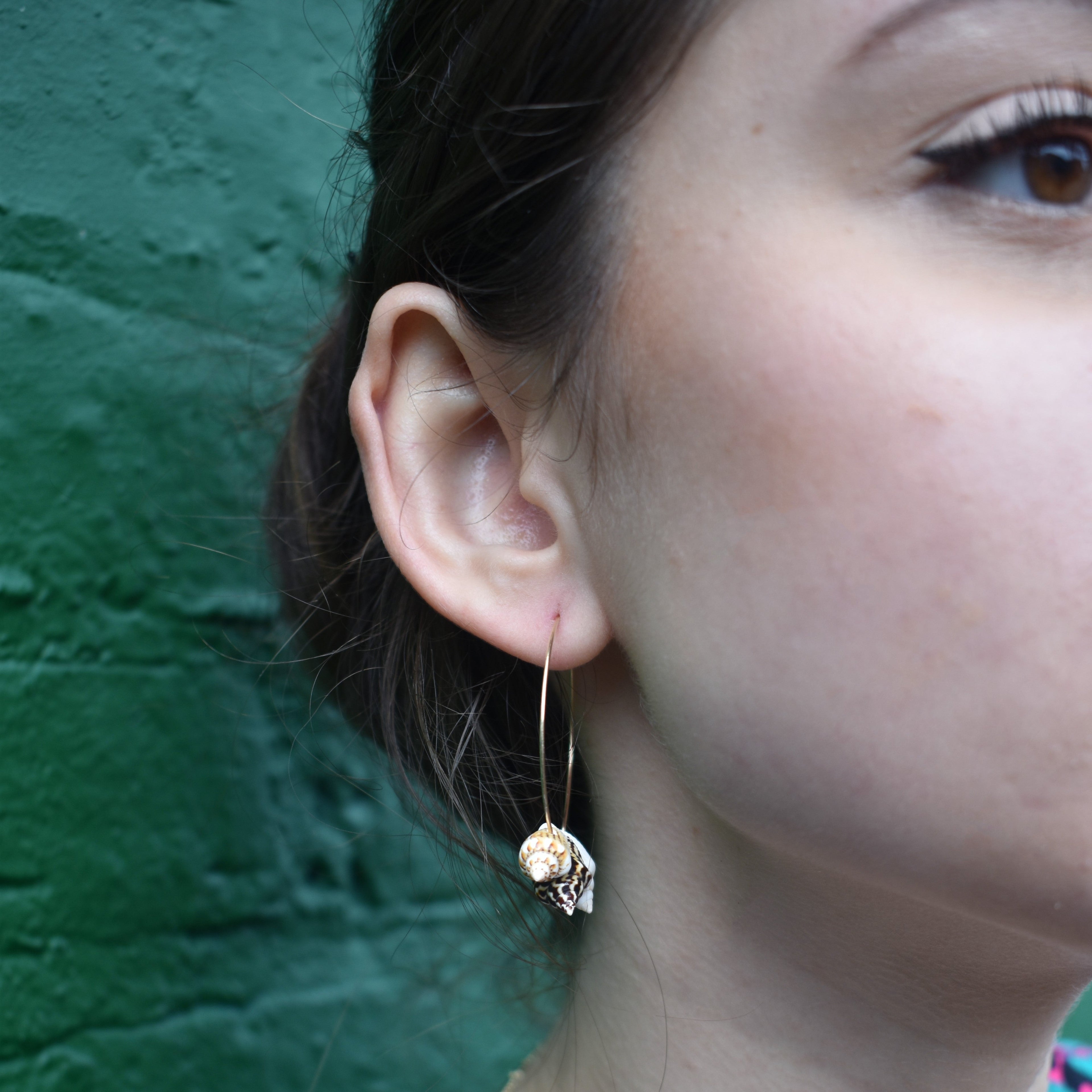 Triple Mini Muschel Gold Creolen – Perlmutt & Vergoldetes Messing | Ifemi Jewels