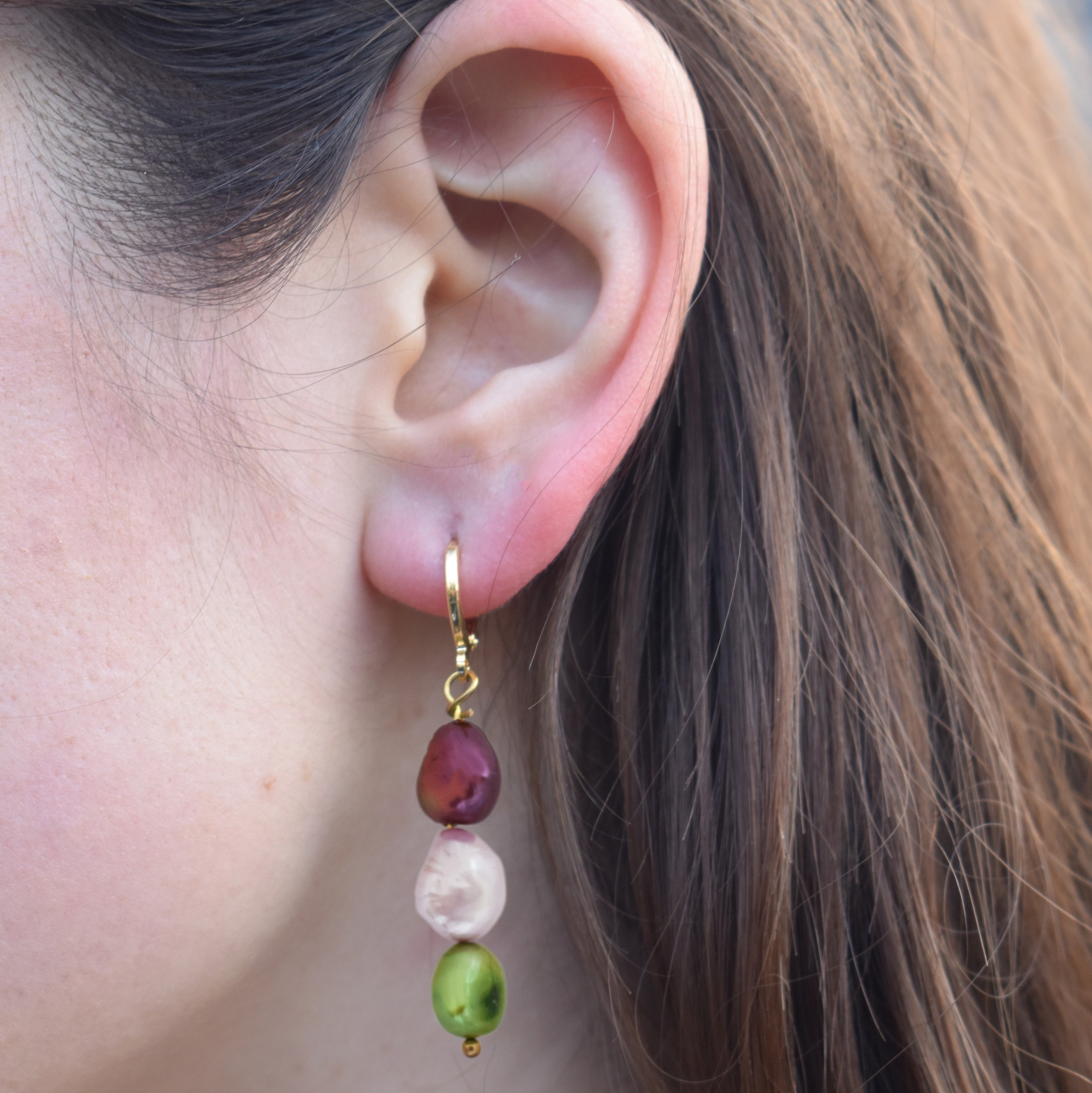 Dreifarbige Süßwasserperlen Huggie Ohrringe – Lila, Pink & Hellgrün | Ifemi Jewels