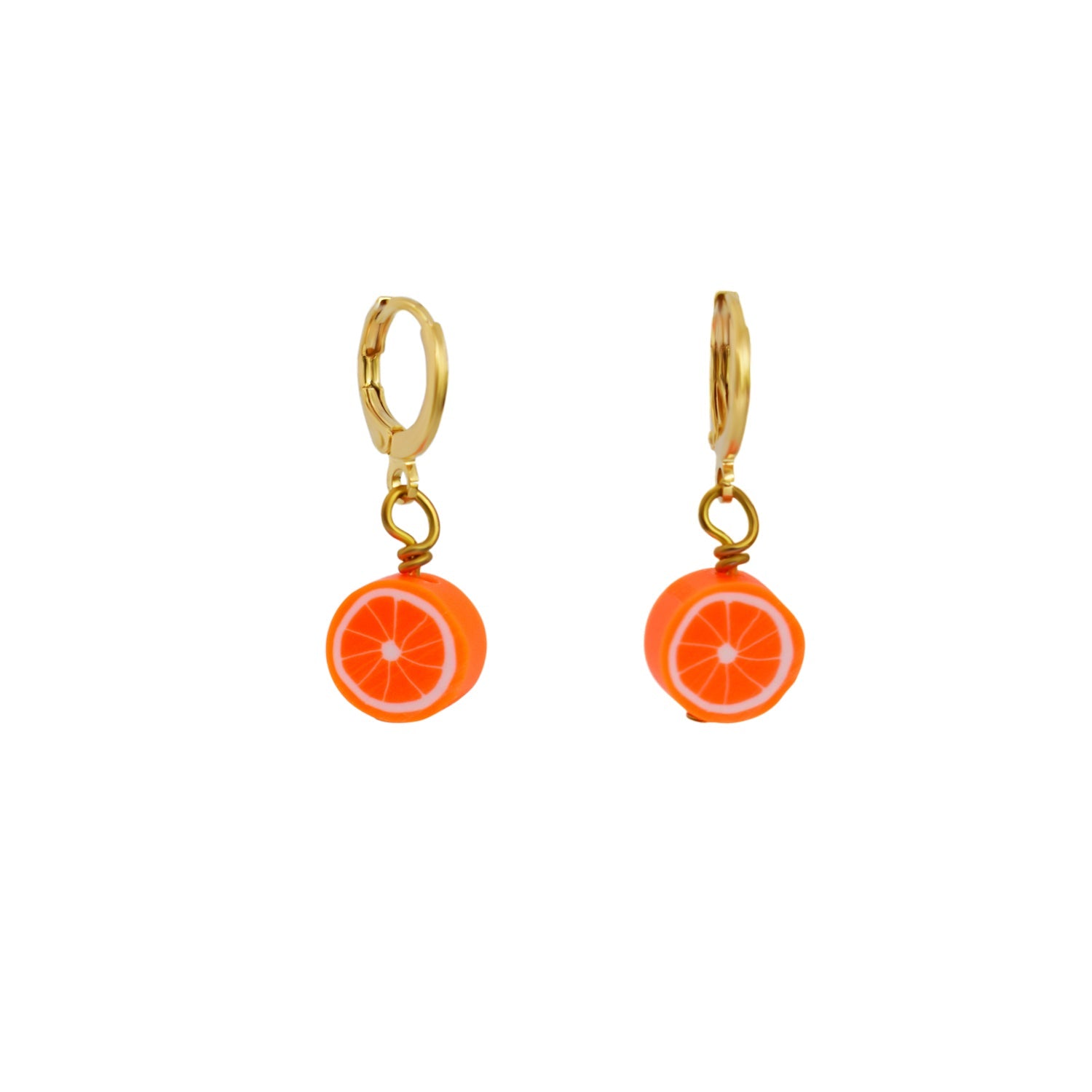 Orange Huggie Ohrringe – Fimo-Fruchtperlen auf vergoldetem Messing | Ifemi Jewels