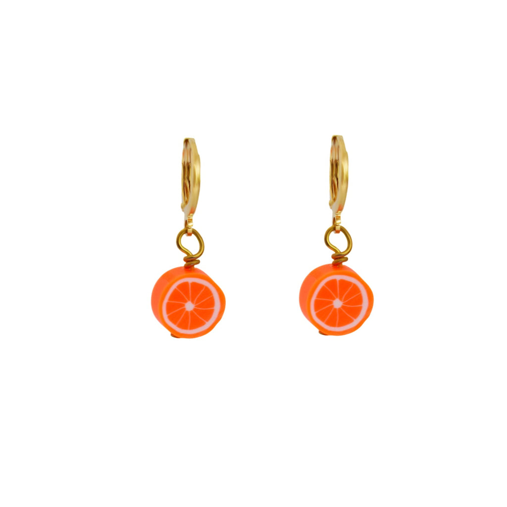 Orange Huggie Ohrringe – Fimo-Fruchtperlen auf vergoldetem Messing | Ifemi Jewels