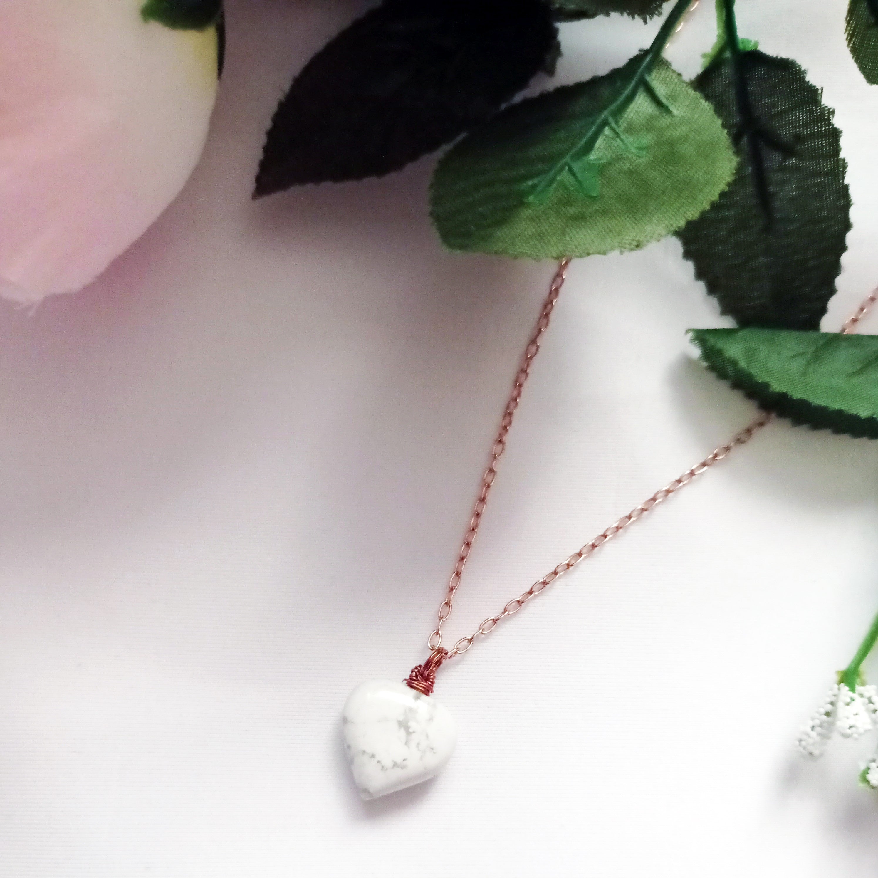 amá amá – Weißer Howlith Rosegold-Halskette | nlanlaVictory BLOOM Collection