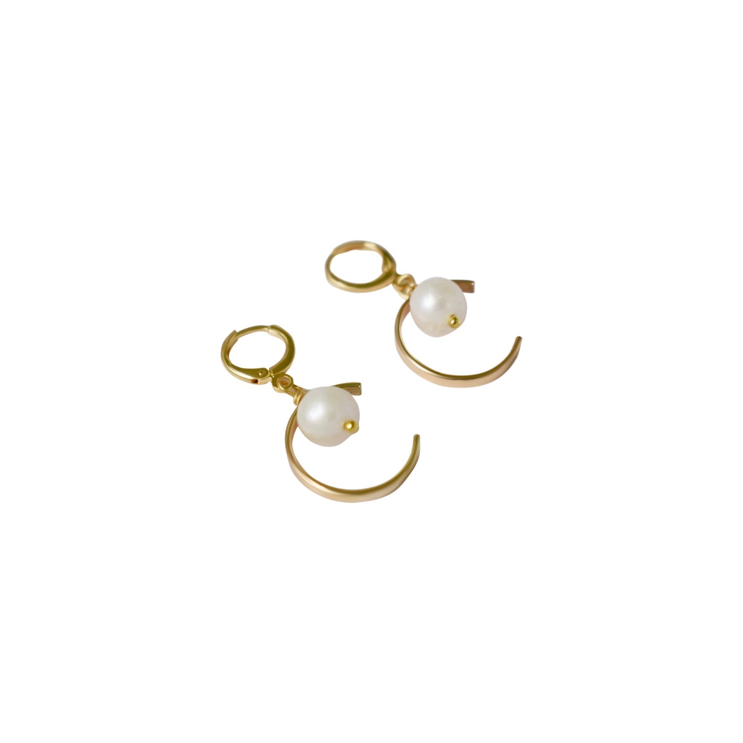 Minimalistische Kreis-Creolen mit Süßwasserperlen – Vergoldetes Messing | Ifemi Jewels