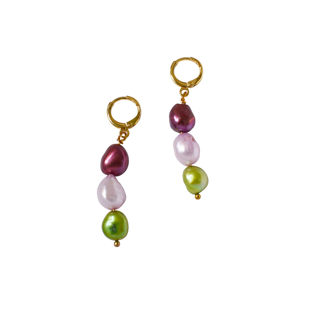 Dreifarbige Süßwasserperlen Huggie Ohrringe – Lila, Pink & Hellgrün | Ifemi Jewels