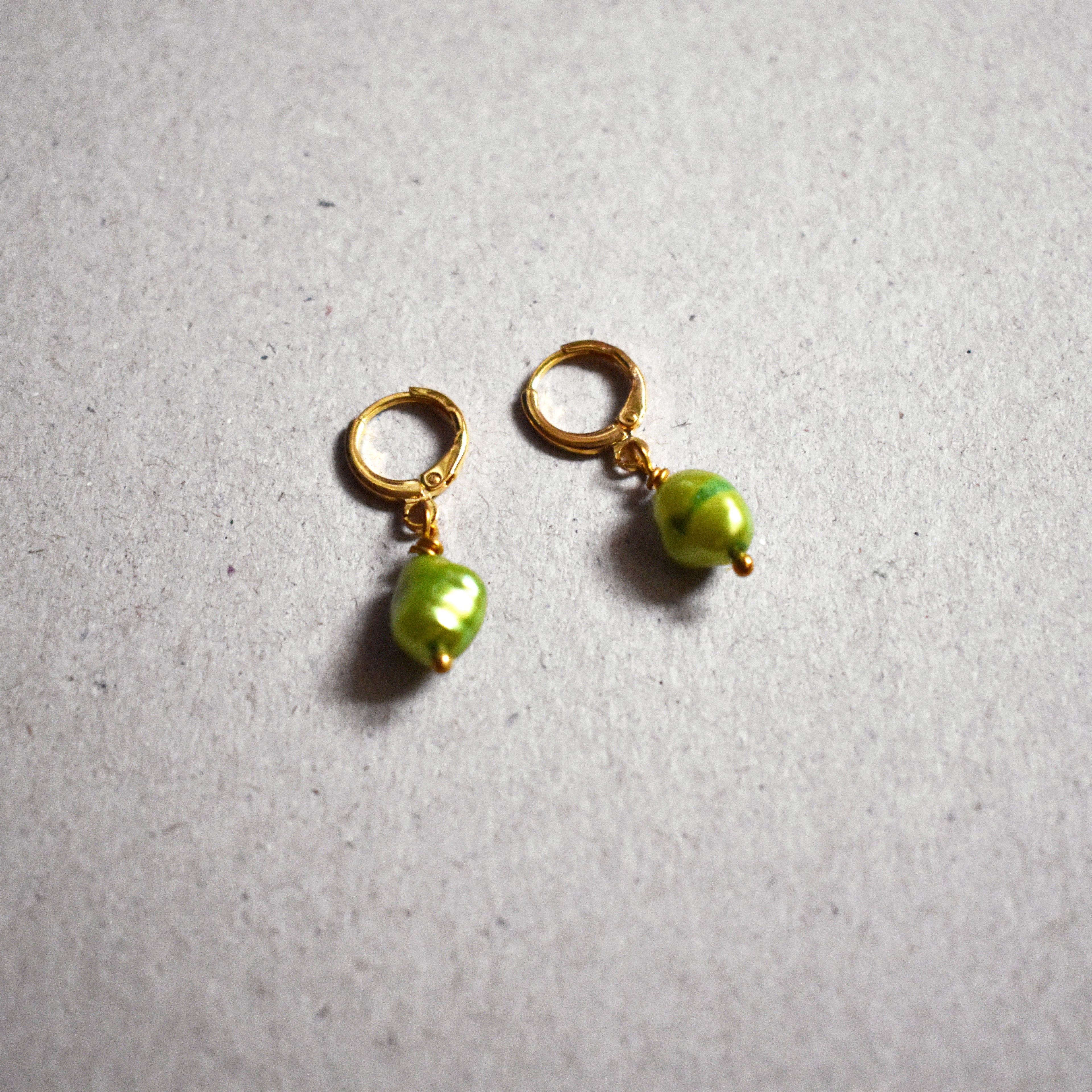 Grüne Süßwasserperlen Ohrringe – Minimalistisch & Farbenfroh | Ifemi Jewels