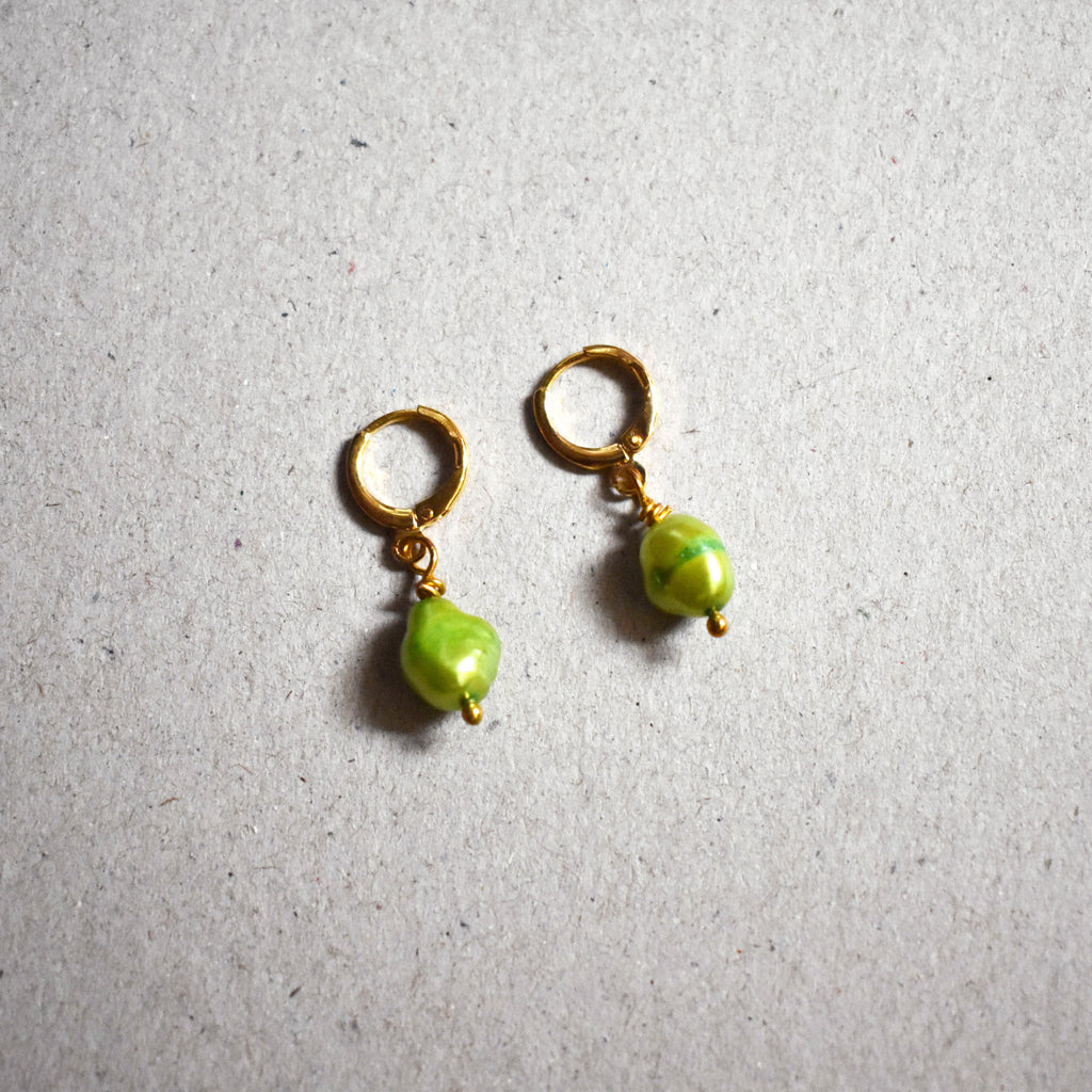 Grüne Süßwasserperlen Ohrringe – Minimalistisch & Farbenfroh | Ifemi Jewels