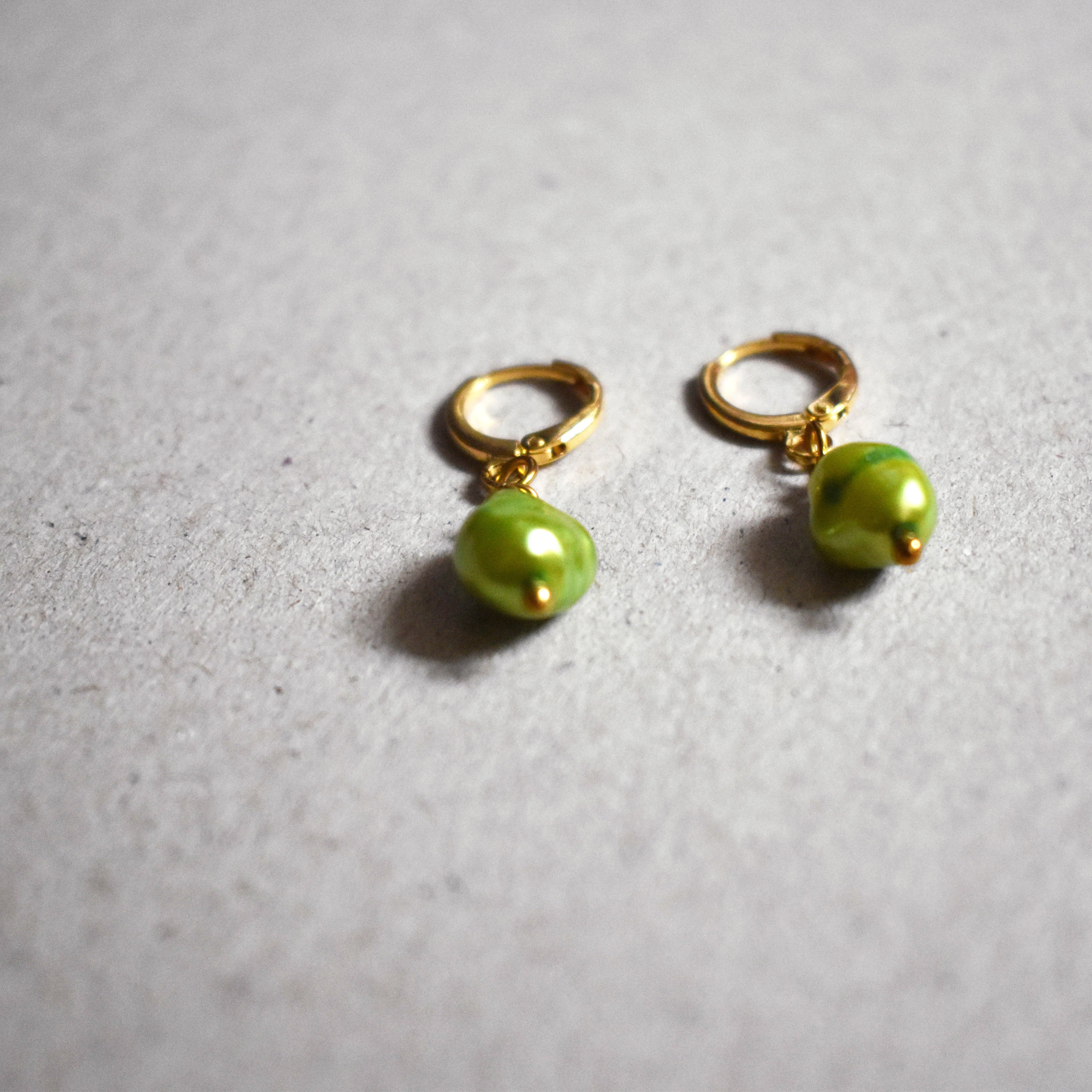 Grüne Süßwasserperlen Ohrringe – Minimalistisch & Farbenfroh | Ifemi Jewels