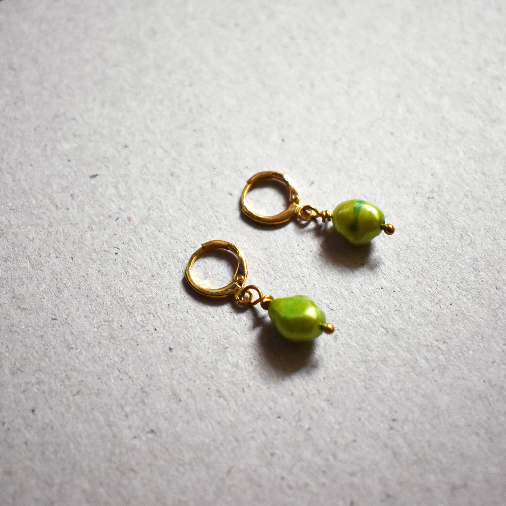 Grüne Süßwasserperlen Ohrringe – Minimalistisch & Farbenfroh | Ifemi Jewels