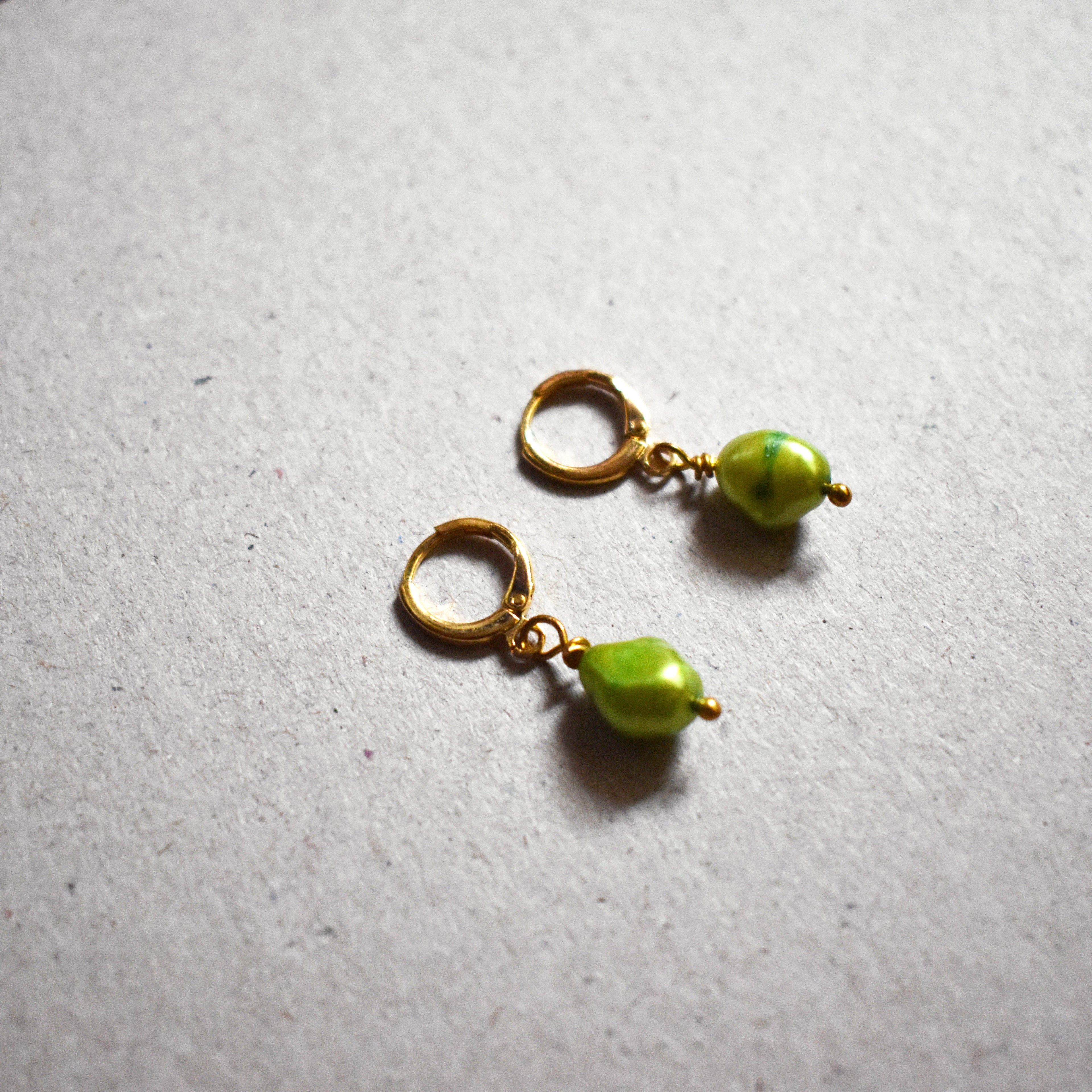 Grüne Süßwasserperlen Ohrringe – Minimalistisch & Farbenfroh | Ifemi Jewels