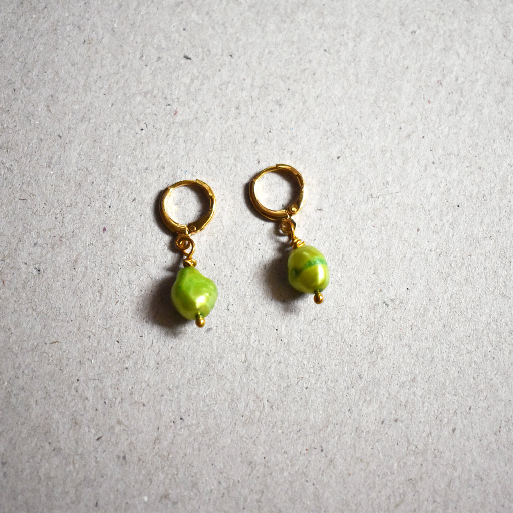 Grüne Süßwasserperlen Ohrringe – Minimalistisch & Farbenfroh | Ifemi Jewels