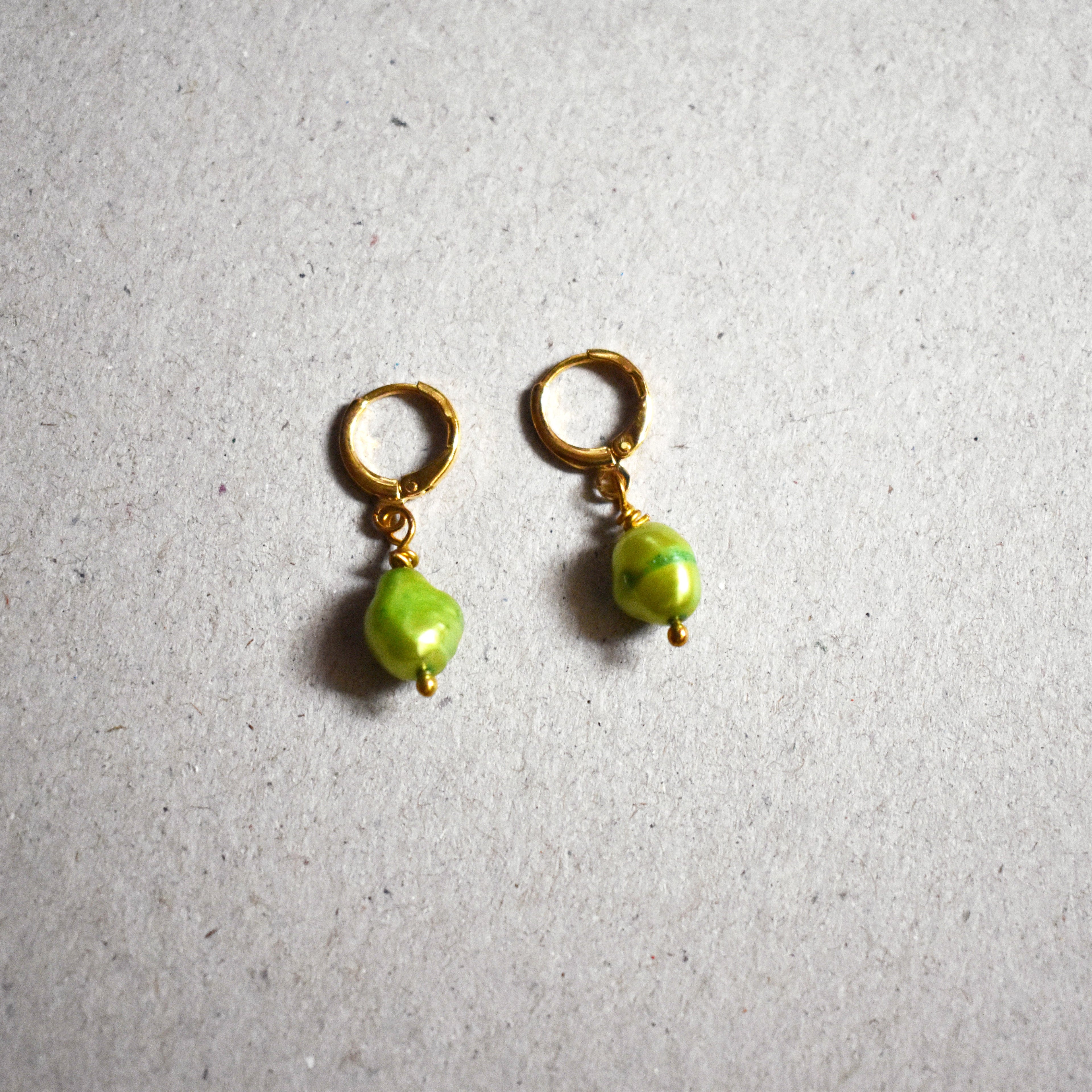 Grüne Süßwasserperlen Ohrringe – Minimalistisch & Farbenfroh | Ifemi Jewels